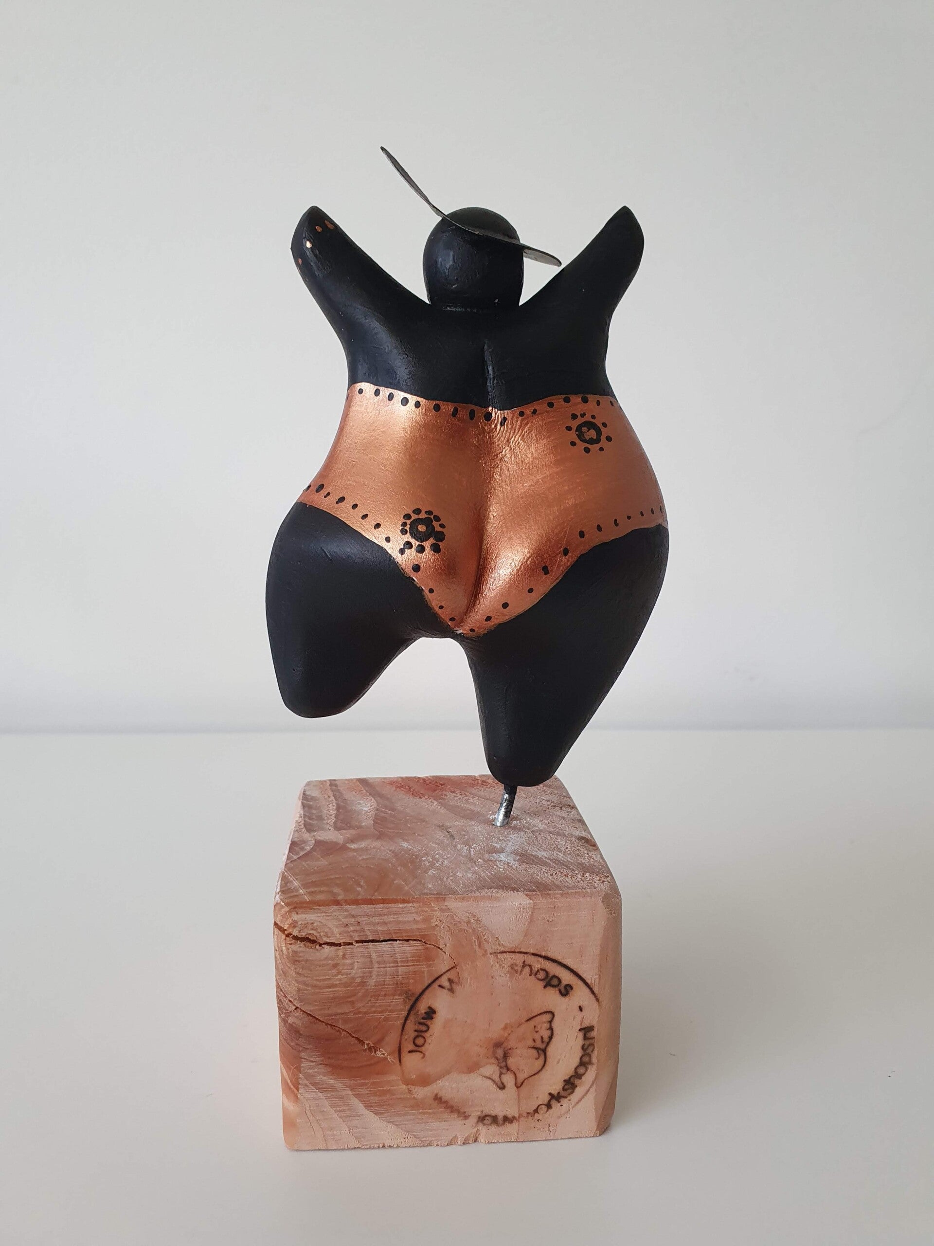 afdelingsuitje, macrame workshop, vriendinnen uitjes, beeldjes dikke dames, keramiek schilderen, taartsmaken, sieraden maken workshop, moeder dochter dag, vrolijk schilderij dikke dames, servies beschilderen, familiedag drenthe, porselein schilderen