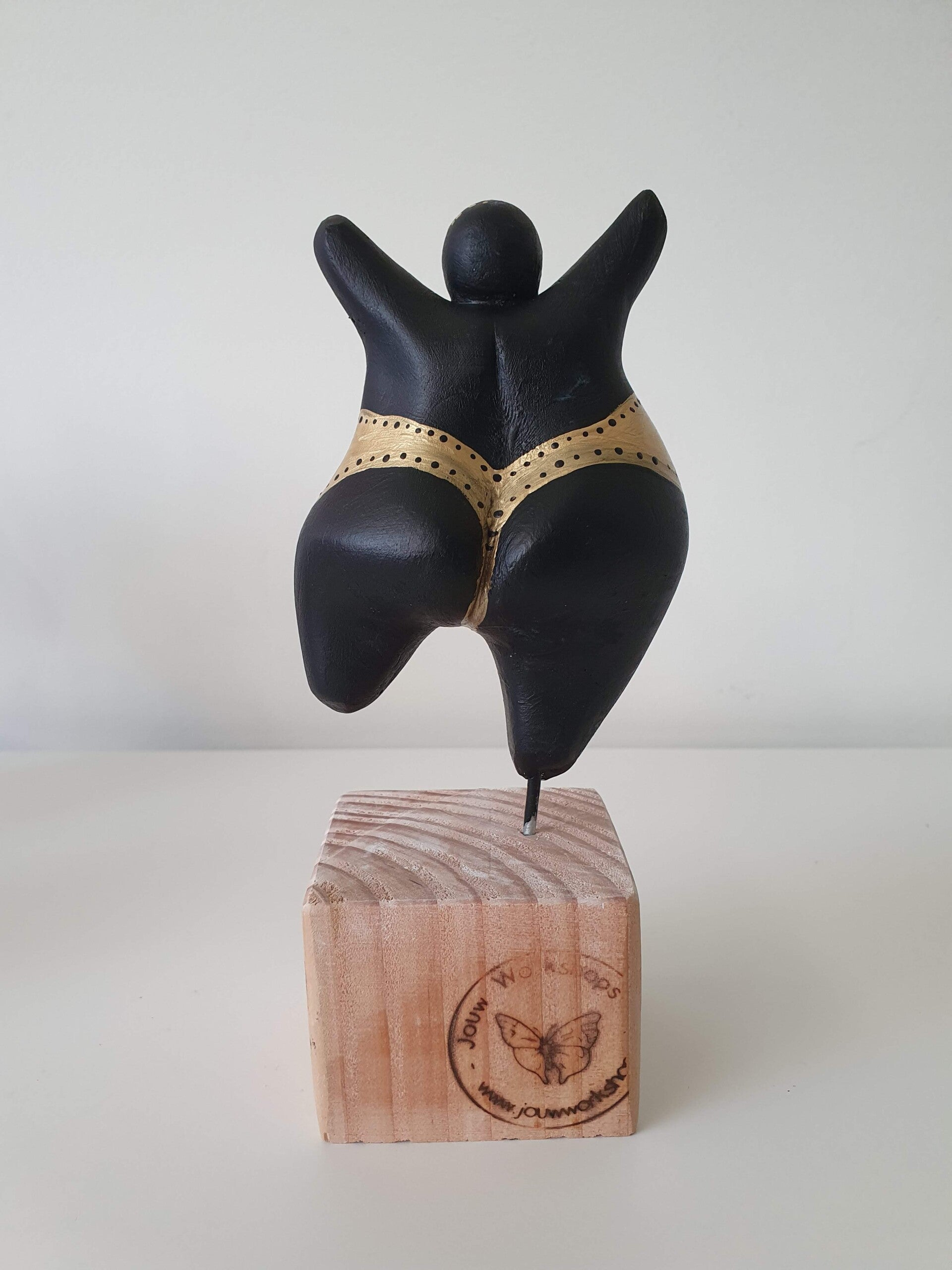 afdelingsuitje, macrame workshop, vriendinnen uitjes, beeldjes dikke dames, keramiek schilderen, taartsmaken, sieraden maken workshop, moeder dochter dag, vrolijk schilderij dikke dames, servies beschilderen, familiedag drenthe, porselein schilderen