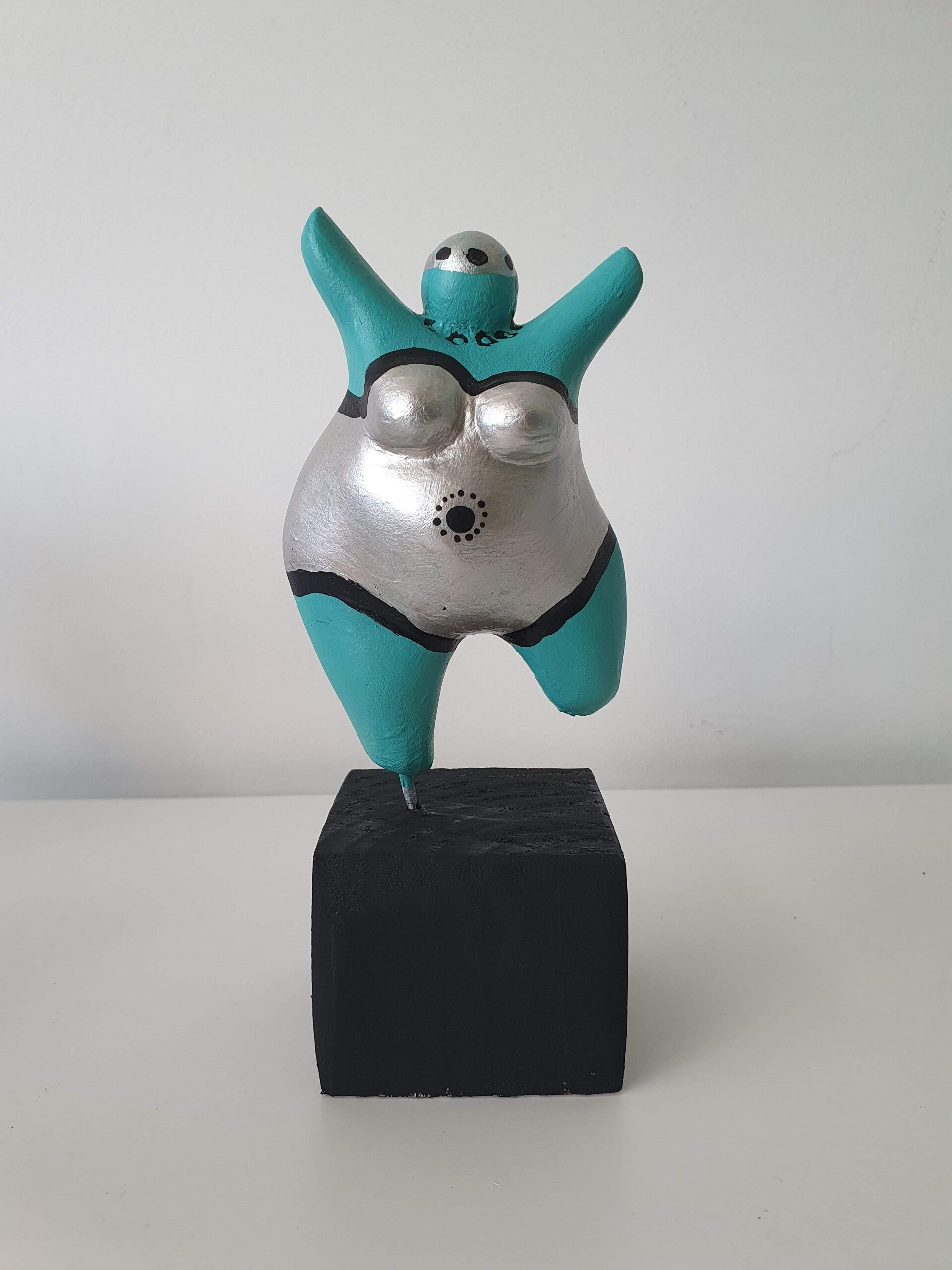 afdelingsuitje, macrame workshop, vriendinnen uitjes, beeldjes dikke dames, keramiek schilderen, taartsmaken, sieraden maken workshop, moeder dochter dag, vrolijk schilderij dikke dames, servies beschilderen, familiedag drenthe, porselein schilderen