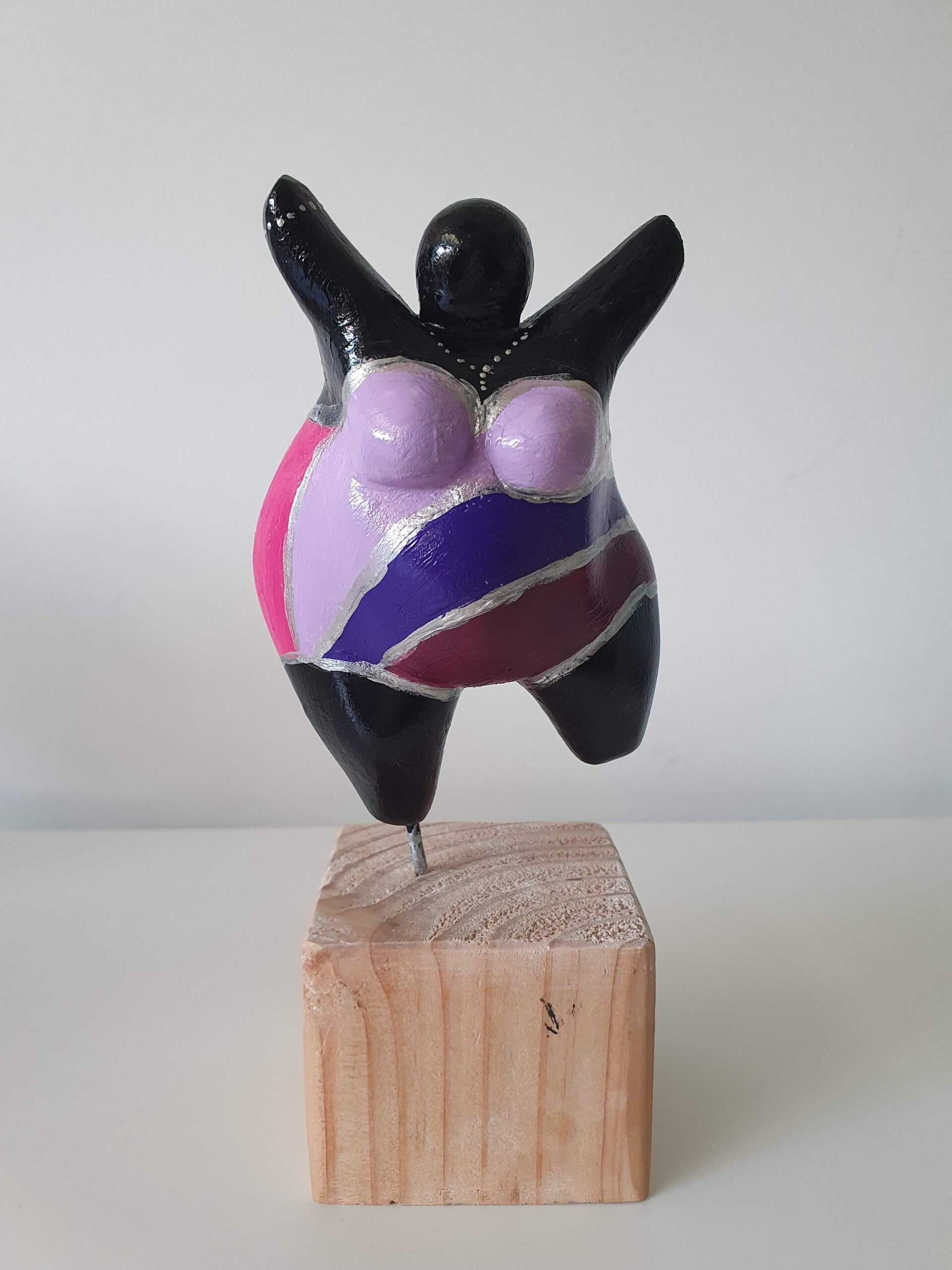 afdelingsuitje, macrame workshop, vriendinnen uitjes, beeldjes dikke dames, keramiek schilderen, taartsmaken, sieraden maken workshop, moeder dochter dag, vrolijk schilderij dikke dames, servies beschilderen, familiedag drenthe, porselein schilderen