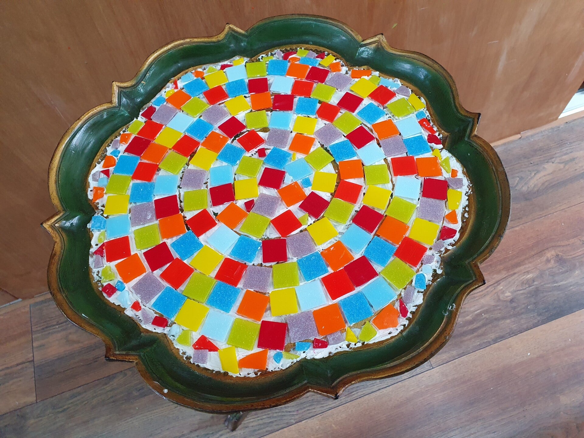 vrolijk persoon, macramé plantenhanger maken, workshop familiedag, worshop, workshop teambuilding, workshop creatief, servies beschilderen workshop, vrijgezellenavond, workshops op locatie, eierbord, dikke dames beeldjes om zelf te schilderen