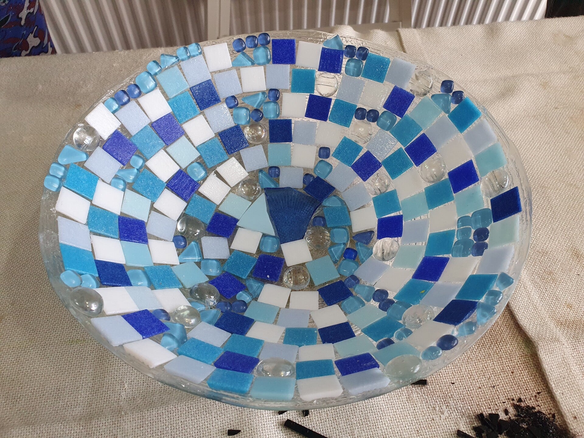 vrolijk persoon, macramé plantenhanger maken, workshop familiedag, worshop, workshop teambuilding, workshop creatief, servies beschilderen workshop, vrijgezellenavond, workshops op locatie, eierbord, dikke dames beeldjes om zelf te schilderen