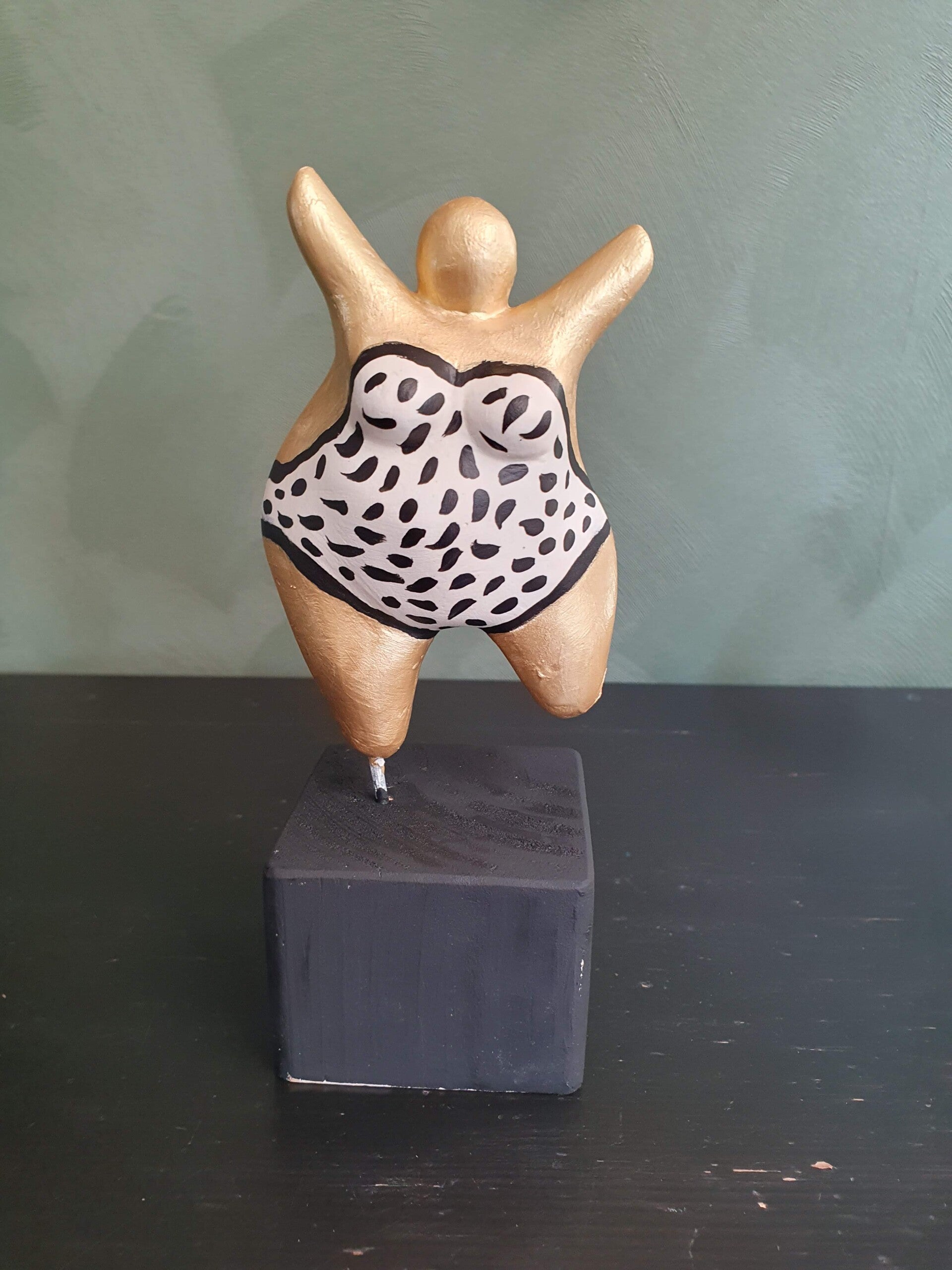 afdelingsuitje, macrame workshop, vriendinnen uitjes, beeldjes dikke dames, keramiek schilderen, taartsmaken, sieraden maken workshop, moeder dochter dag, vrolijk schilderij dikke dames, servies beschilderen, familiedag drenthe, porselein schilderen