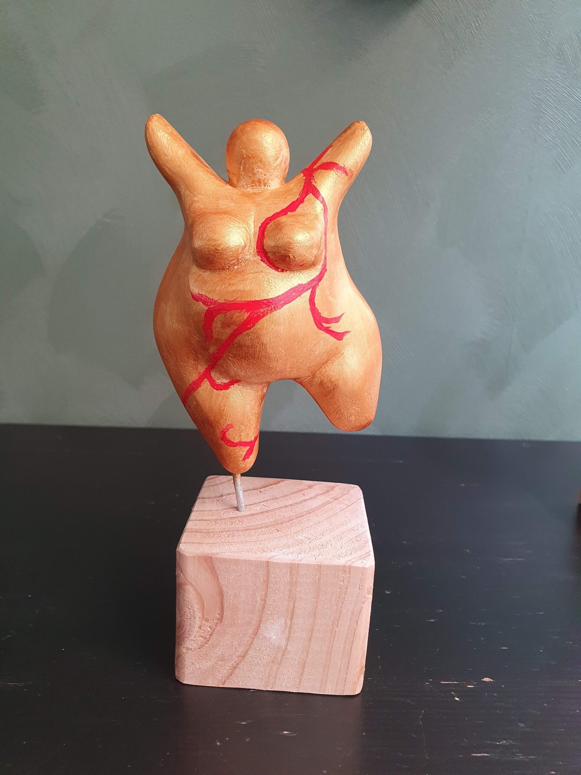 afdelingsuitje, macrame workshop, vriendinnen uitjes, beeldjes dikke dames, keramiek schilderen, taartsmaken, sieraden maken workshop, moeder dochter dag, vrolijk schilderij dikke dames, servies beschilderen, familiedag drenthe, porselein schilderen