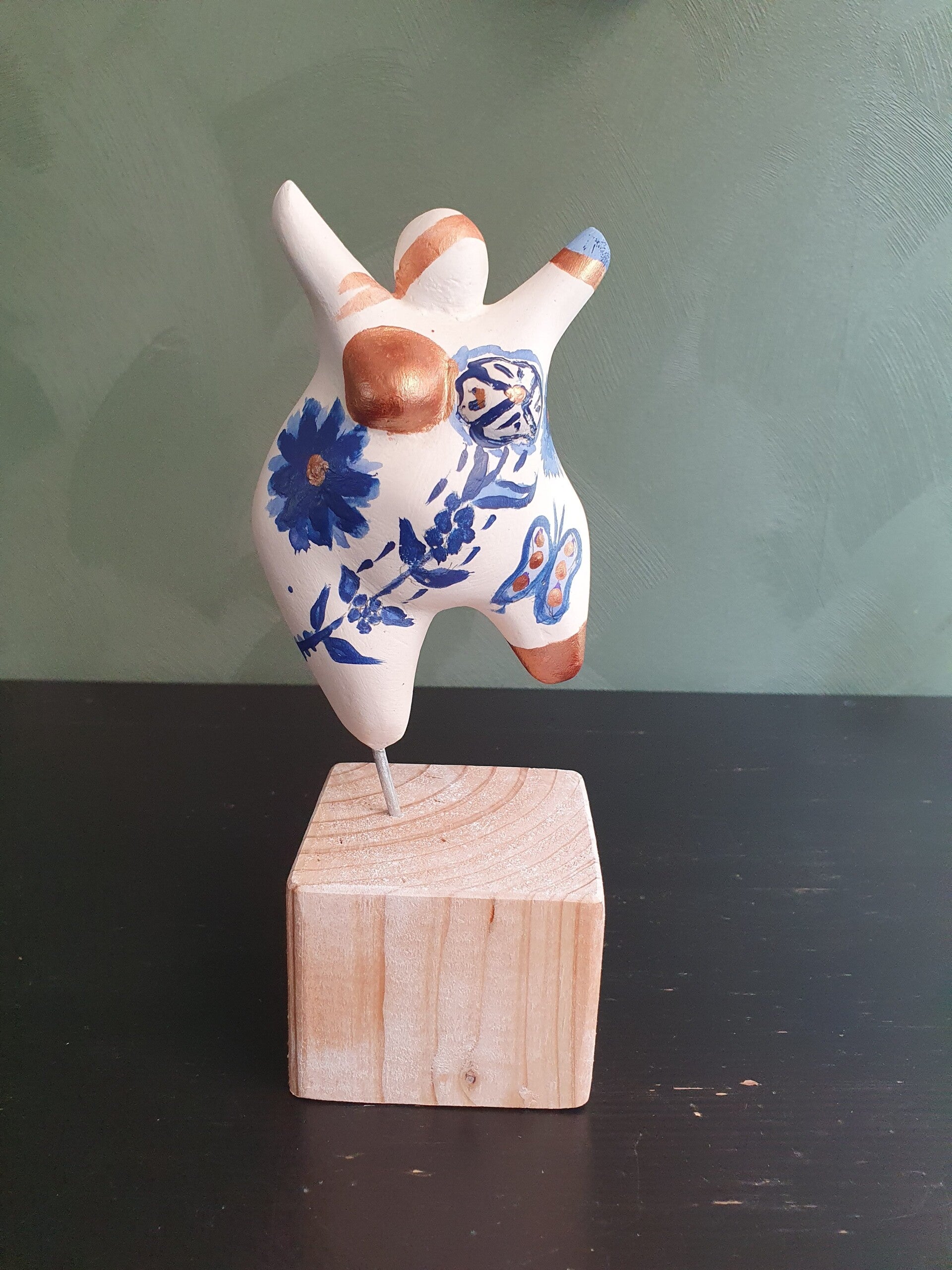 afdelingsuitje, macrame workshop, vriendinnen uitjes, beeldjes dikke dames, keramiek schilderen, taartsmaken, sieraden maken workshop, moeder dochter dag, vrolijk schilderij dikke dames, servies beschilderen, familiedag drenthe, porselein schilderen