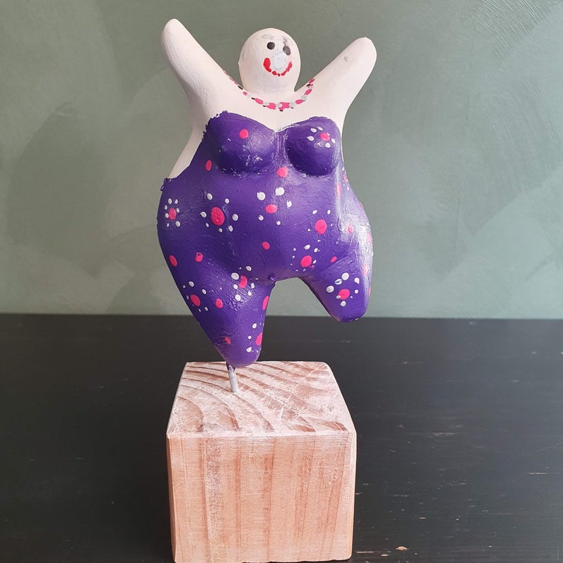 afdelingsuitje, macrame workshop, vriendinnen uitjes, beeldjes dikke dames, keramiek schilderen, taartsmaken, sieraden maken workshop, moeder dochter dag, vrolijk schilderij dikke dames, servies beschilderen, familiedag drenthe, porselein schilderen