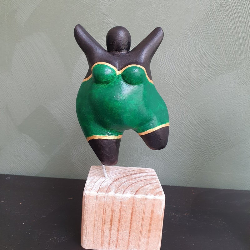 taart workshop, plantenhanger maken, dikke dames beeldjes, workshop dikke dames schilderen, keramiek schilderen workshop, sieraden workshop, cursus sieraden, theepot schilderen, workshop 6 letters, vriendinnen workshop, voorbeelden dikke dames schilderen