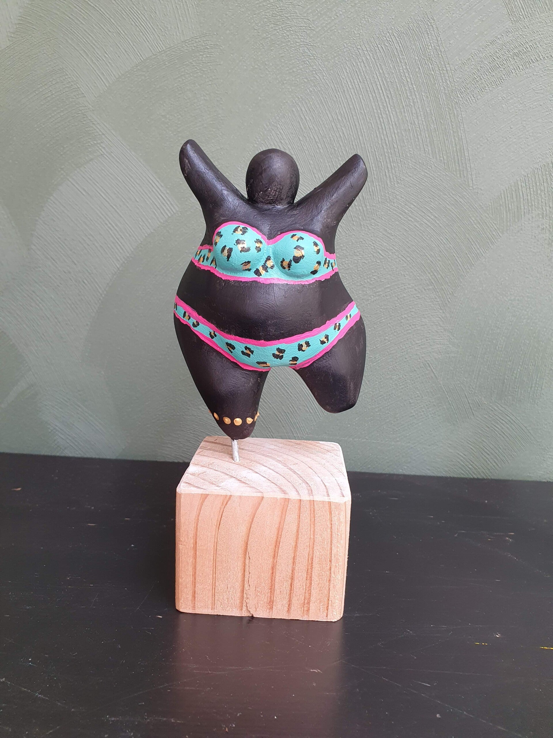 taart workshop, plantenhanger maken, dikke dames beeldjes, workshop dikke dames schilderen, keramiek schilderen workshop, sieraden workshop, cursus sieraden, theepot schilderen, workshop 6 letters, vriendinnen workshop, voorbeelden dikke dames schilderen