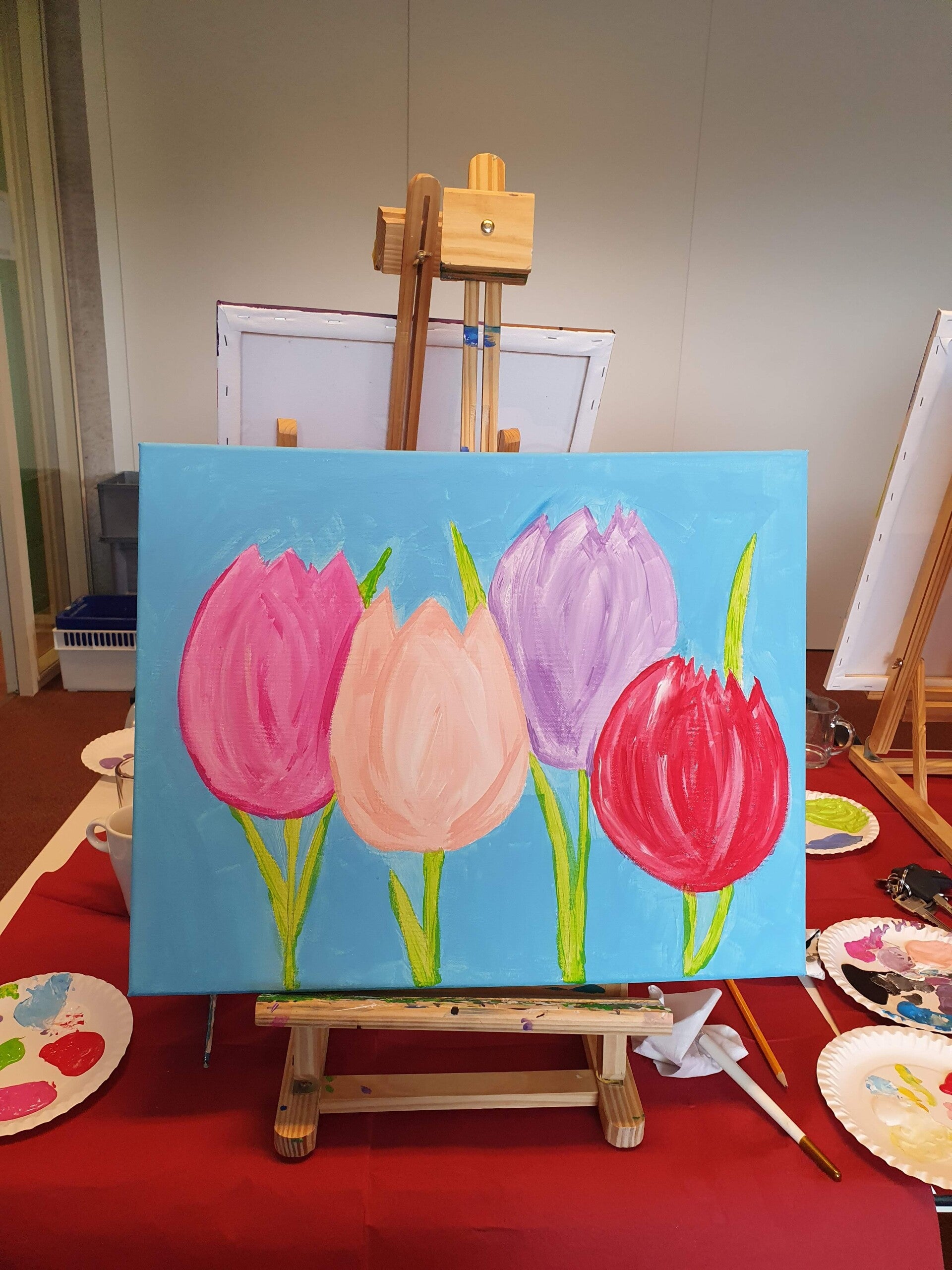 vrolijk persoon, macramé plantenhanger maken, workshop familiedag, worshop, workshop teambuilding, workshop creatief, servies beschilderen workshop, vrijgezellenavond, workshops op locatie, eierbord, dikke dames beeldjes om zelf te schilderen