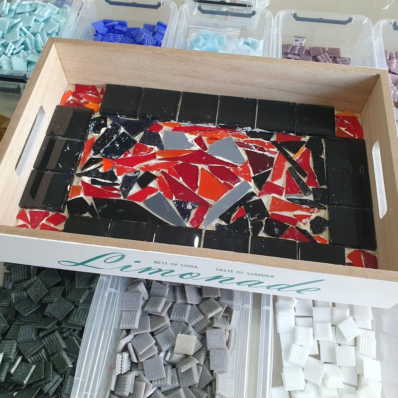 vrolijk persoon, macramé plantenhanger maken, workshop familiedag, worshop, workshop teambuilding, workshop creatief, servies beschilderen workshop, vrijgezellenavond, workshops op locatie, eierbord, dikke dames beeldjes om zelf te schilderen