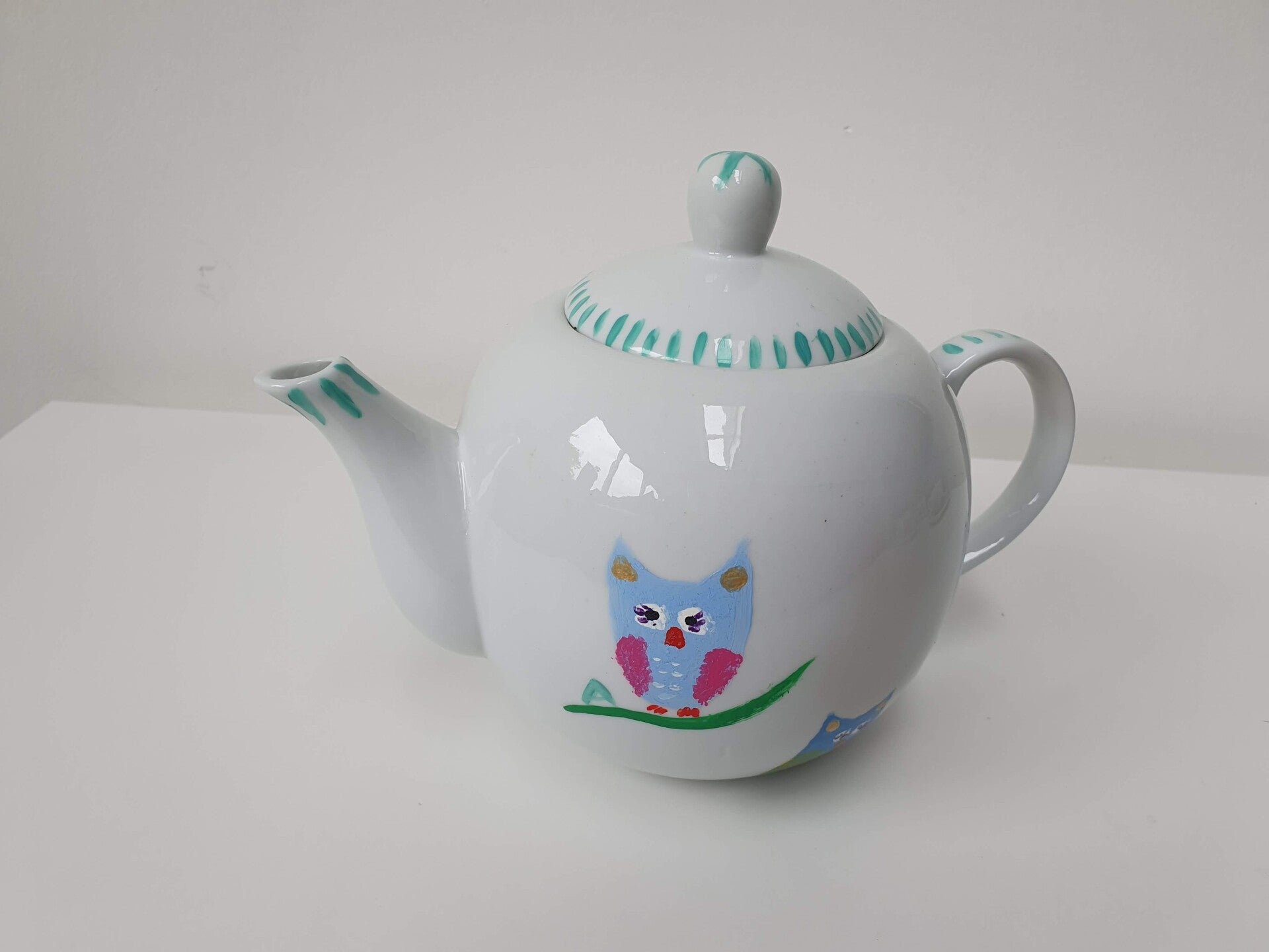 dikke dames schilderen workshop, workshop vriendinnen, mokken schilderen, sierlijke letters schrijven, vrolijkschilderij, vrolijk schilderij, vrijgezellendag, kippen schilderen, vrolijk schilderij dikke dames schilderen, cursus sieraden maken