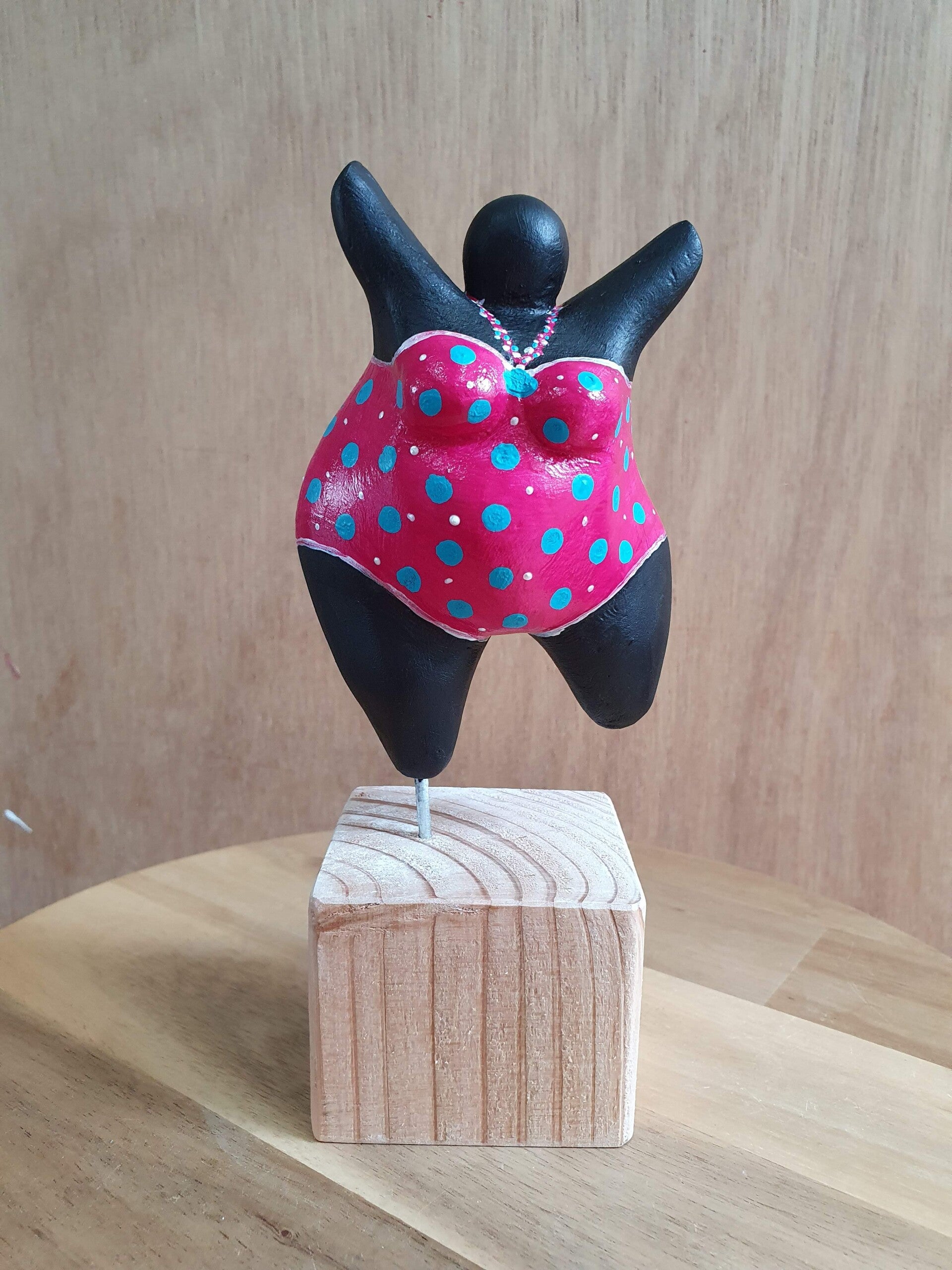 dikke dames wijn, porcelein schilderen, vriendinnenuitjes, vriendinnenuitje, servies schilderen, leuke workshop, dikke dames beeldjes schilderen, schilder voorbeelden, workshop taarten maken, dikke vrouwen schilder, dikke vrouwen schilder, workshoo 