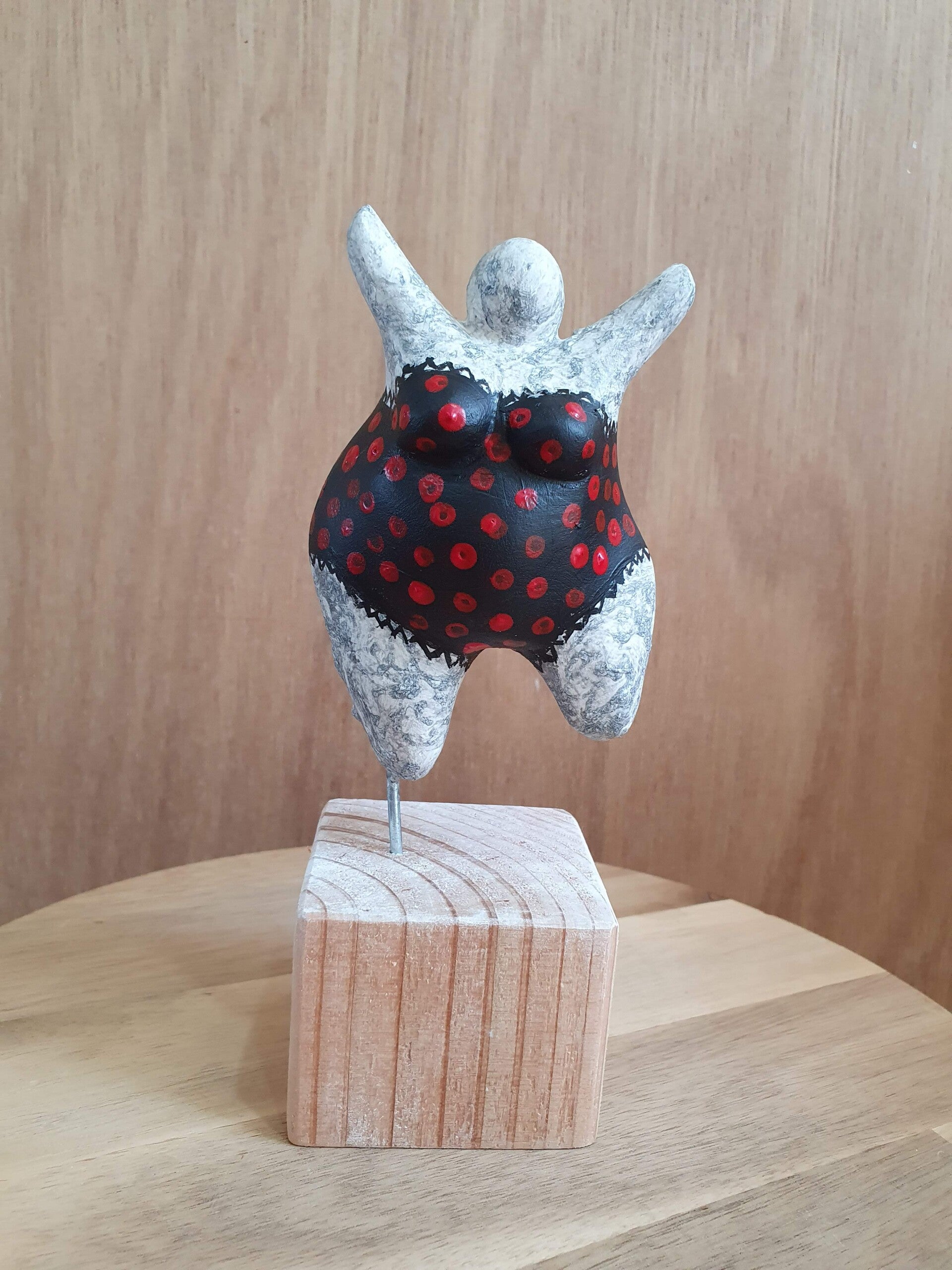 afdelingsuitje, macrame workshop, vriendinnen uitjes, beeldjes dikke dames, keramiek schilderen, taartsmaken, sieraden maken workshop, moeder dochter dag, vrolijk schilderij dikke dames, servies beschilderen, familiedag drenthe, porselein schilderen