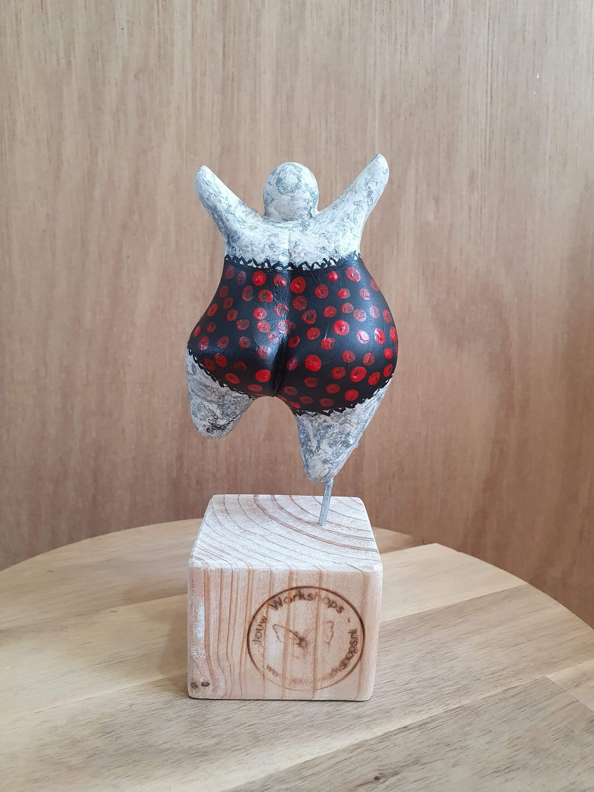 afdelingsuitje, macrame workshop, vriendinnen uitjes, beeldjes dikke dames, keramiek schilderen, taartsmaken, sieraden maken workshop, moeder dochter dag, vrolijk schilderij dikke dames, servies beschilderen, familiedag drenthe, porselein schilderen