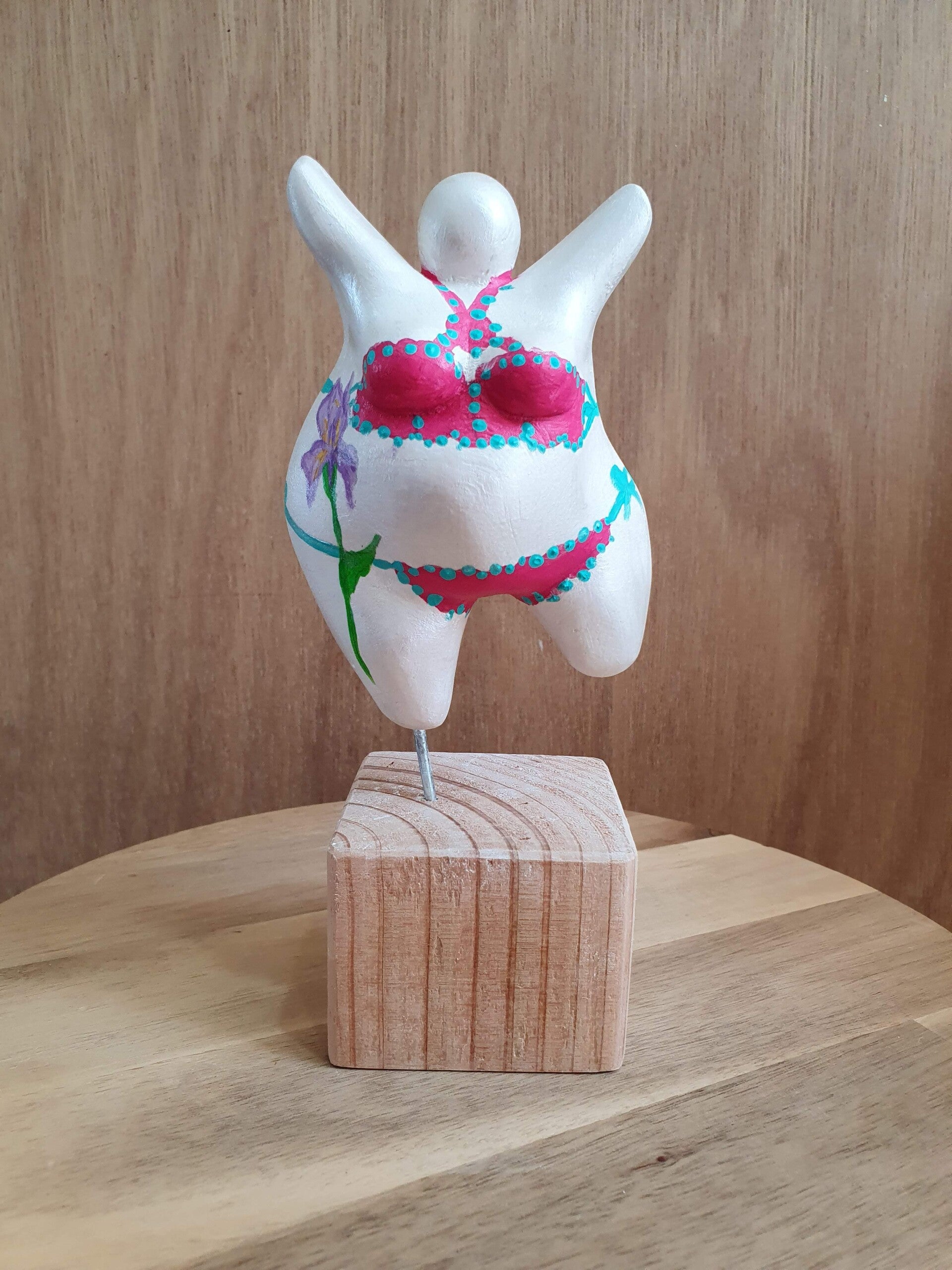 afdelingsuitje, macrame workshop, vriendinnen uitjes, beeldjes dikke dames, keramiek schilderen, taartsmaken, sieraden maken workshop, moeder dochter dag, vrolijk schilderij dikke dames, servies beschilderen, familiedag drenthe, porselein schilderen