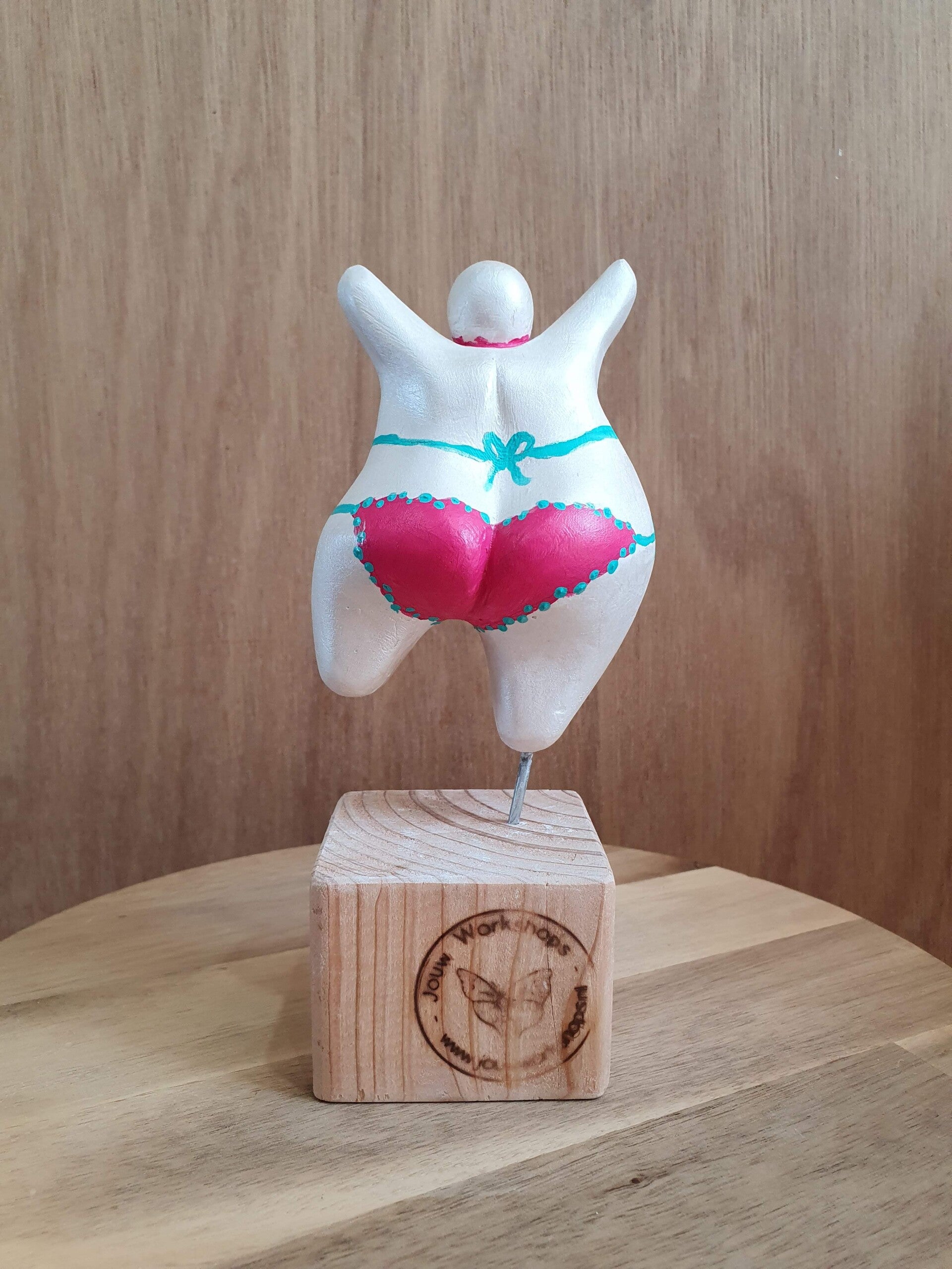 afdelingsuitje, macrame workshop, vriendinnen uitjes, beeldjes dikke dames, keramiek schilderen, taartsmaken, sieraden maken workshop, moeder dochter dag, vrolijk schilderij dikke dames, servies beschilderen, familiedag drenthe, porselein schilderen