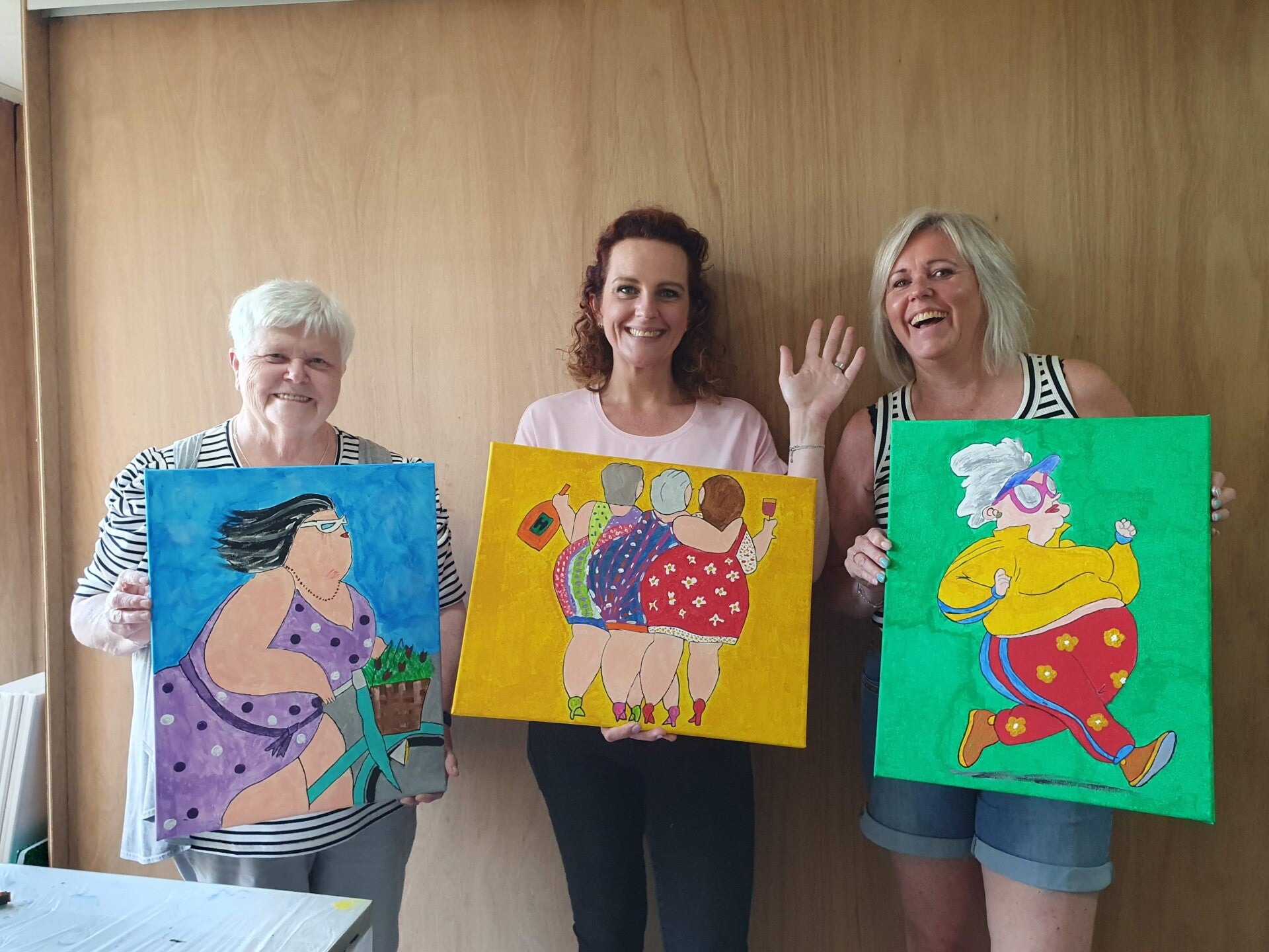   dikke dames wijn, porcelein schilderen, vriendinnenuitjes, vriendinnenuitje, servies schilderen, leuke workshop, dikke dames beeldjes schilderen, schilder voorbeelden, workshop taarten maken, dikke vrouwen schilder, dikke vrouwen schilder, workshoo 