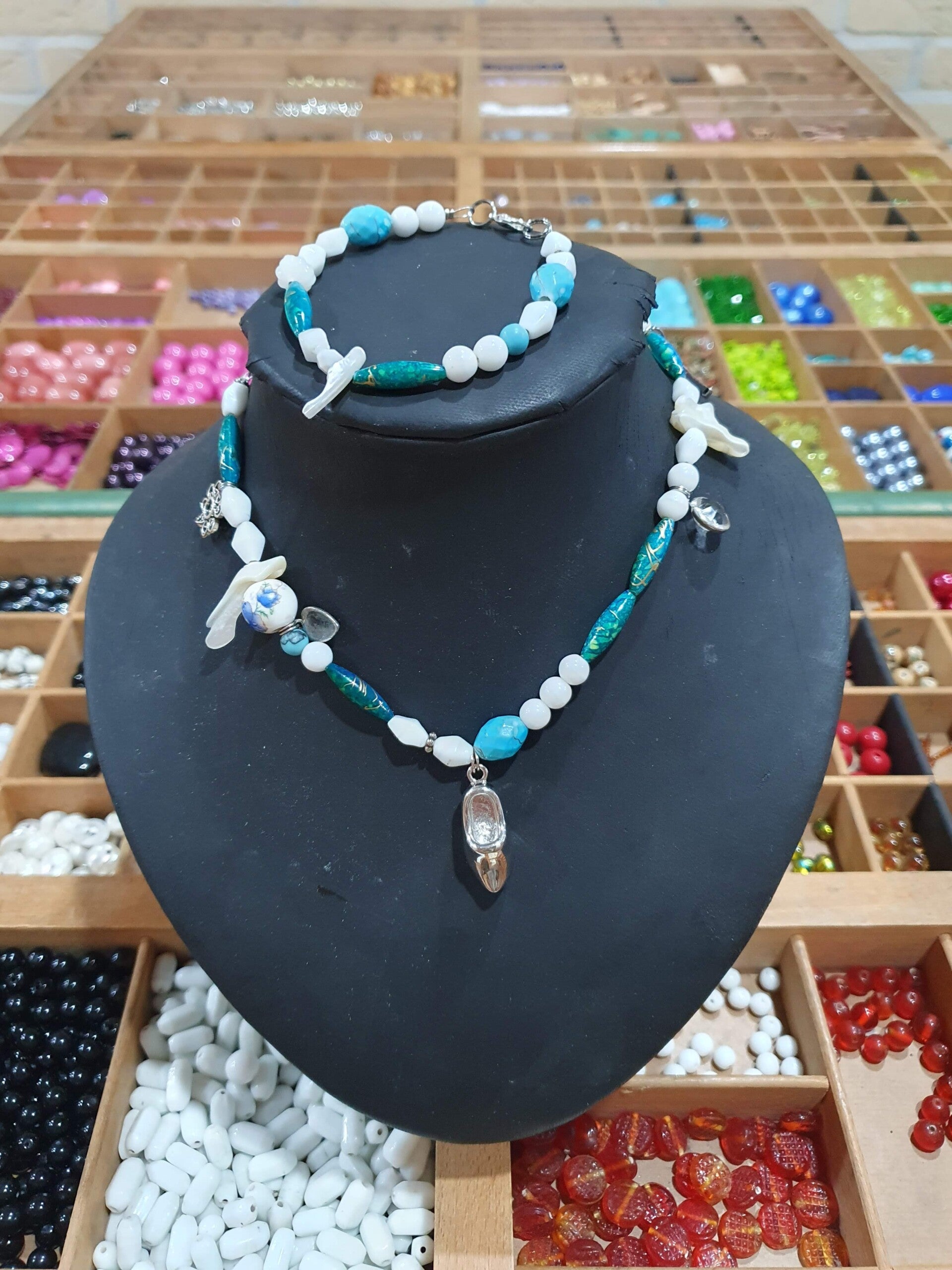 workshop, plantenhanger maken, dikke dames beeldjes, workshop dikke dames schilderen, keramiek schilderen workshop, sieraden workshop, cursus sieraden, theepot schilderen, workshop 6 letters, vriendinnen workshop, voorbeelden dikke dames schilderen