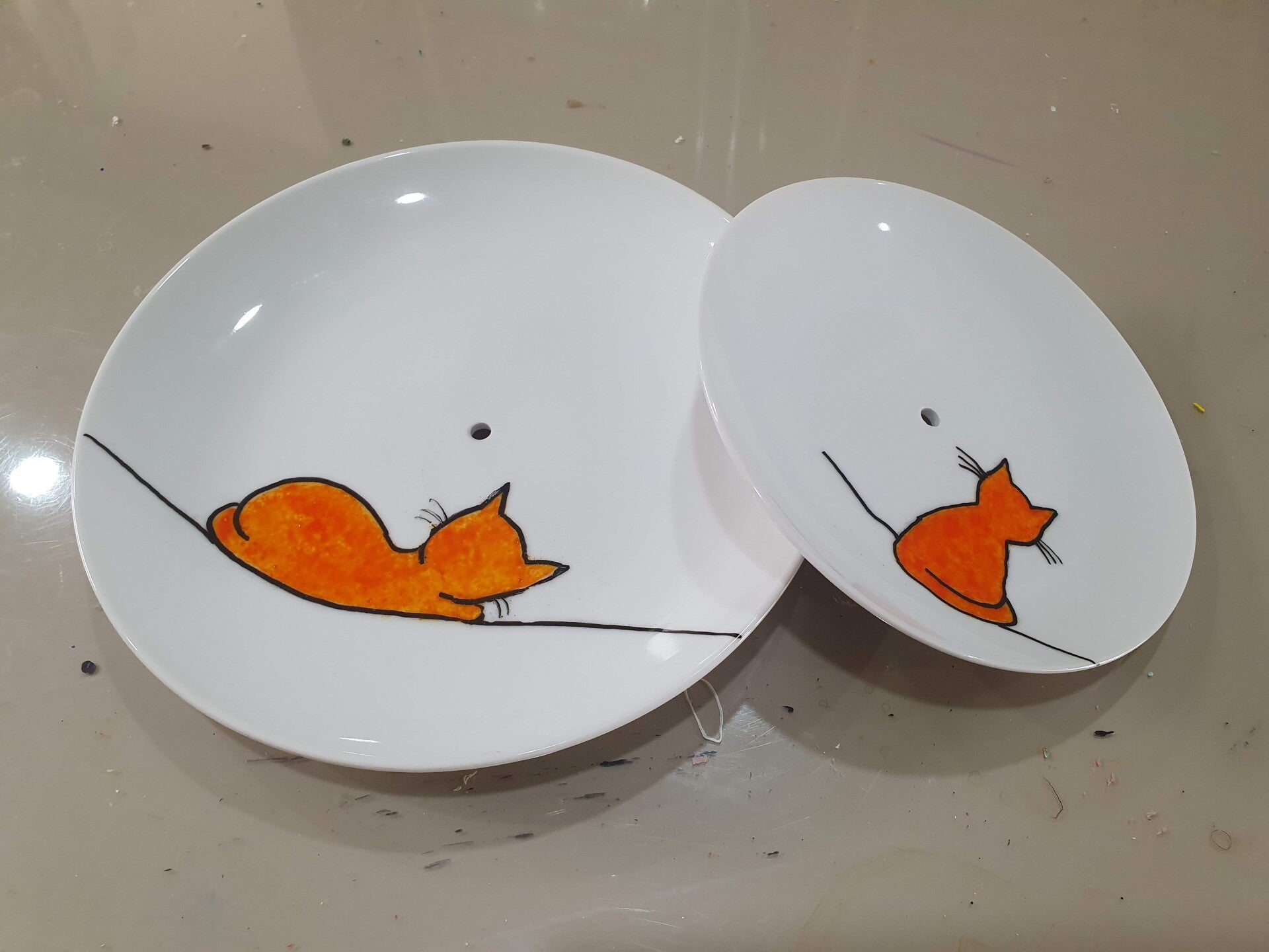 afdelingsuitje, macrame workshop, vriendinnen uitjes, beeldjes dikke dames, keramiek schilderen, kip pimpen, sieraden maken workshop, moeder dochter dag, vrolijk schilderij dikke dames, servies beschilderen, familiedag drenthe, porselein schilderen