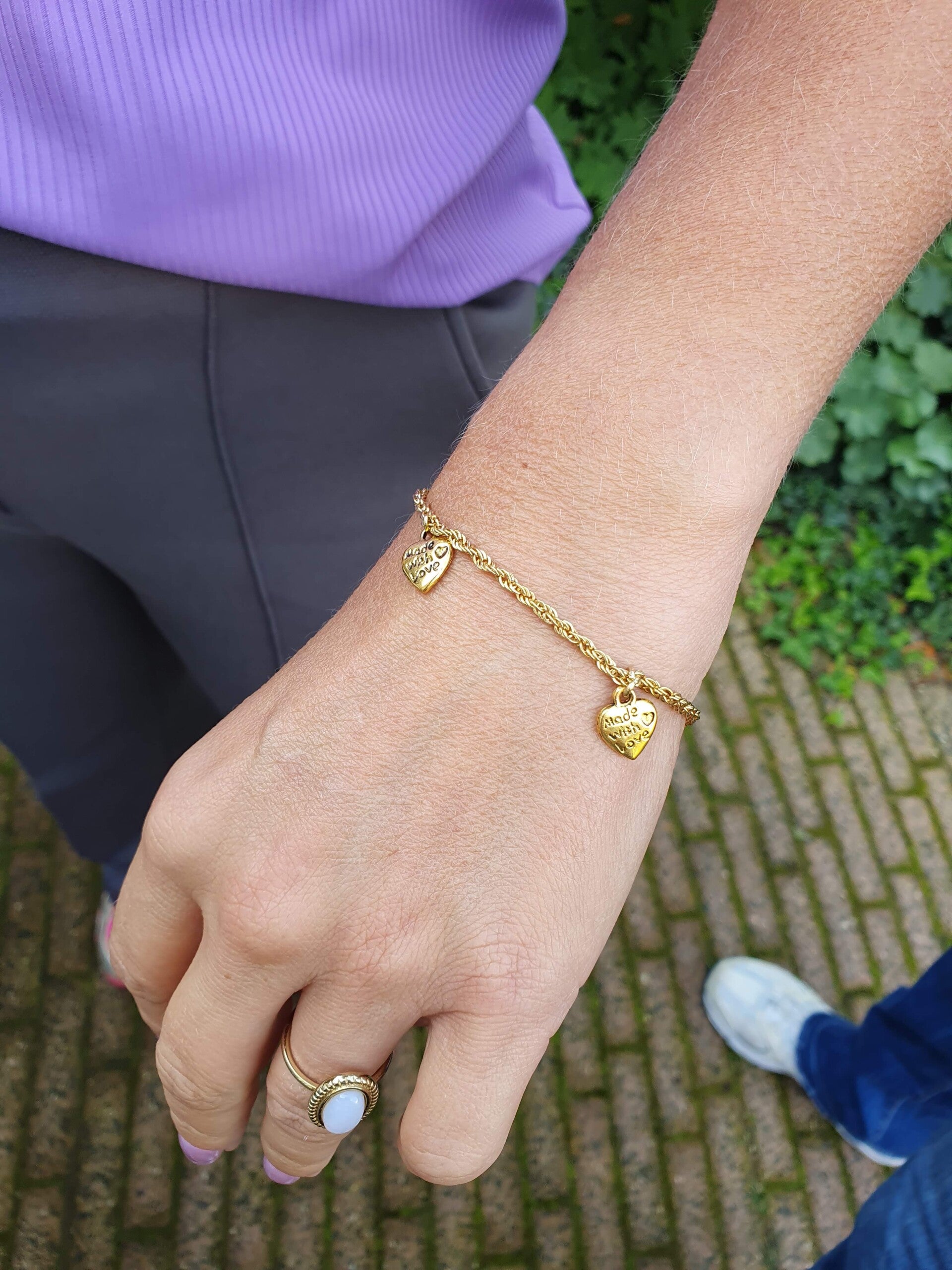 afdelingsuitje, macrame workshop, vriendinnen uitjes, beeldjes dikke dames, keramiek schilderen, kip pimpen, sieraden maken workshop, moeder dochter dag, vrolijk schilderij dikke dames, servies beschilderen, familiedag drenthe, porselein schilderen