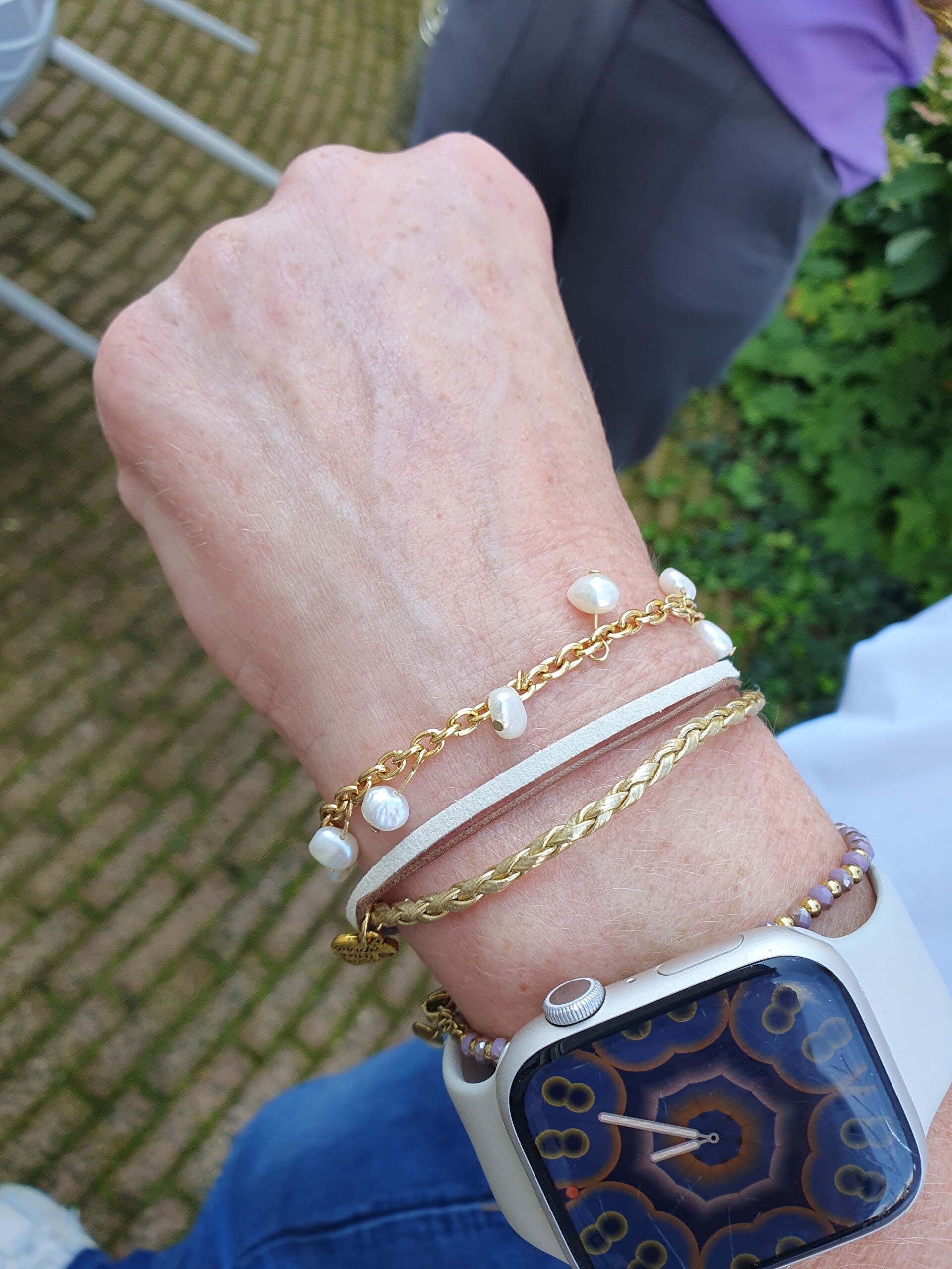 afdelingsuitje, macrame workshop, vriendinnen uitjes, beeldjes dikke dames, keramiek schilderen, kip pimpen, sieraden maken workshop, moeder dochter dag, vrolijk schilderij dikke dames, servies beschilderen, familiedag drenthe, porselein schilderen