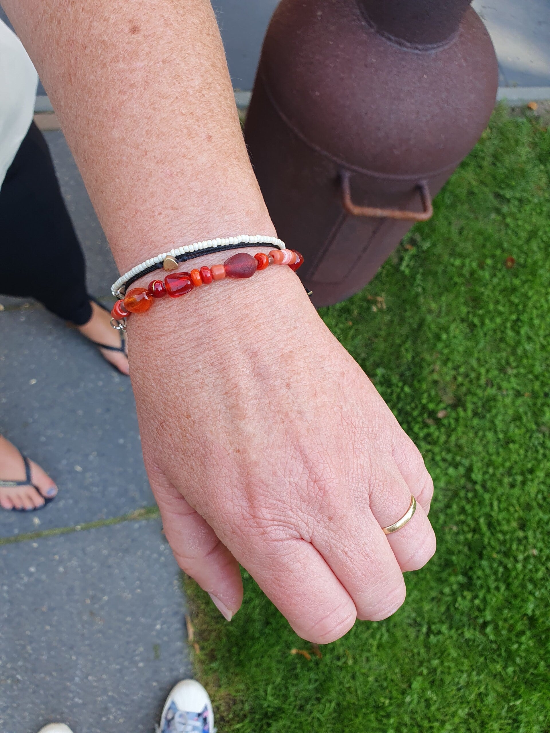 afdelingsuitje, macrame workshop, vriendinnen uitjes, beeldjes dikke dames, keramiek schilderen, kip pimpen, sieraden maken workshop, moeder dochter dag, vrolijk schilderij dikke dames, servies beschilderen, familiedag drenthe, porselein schilderen