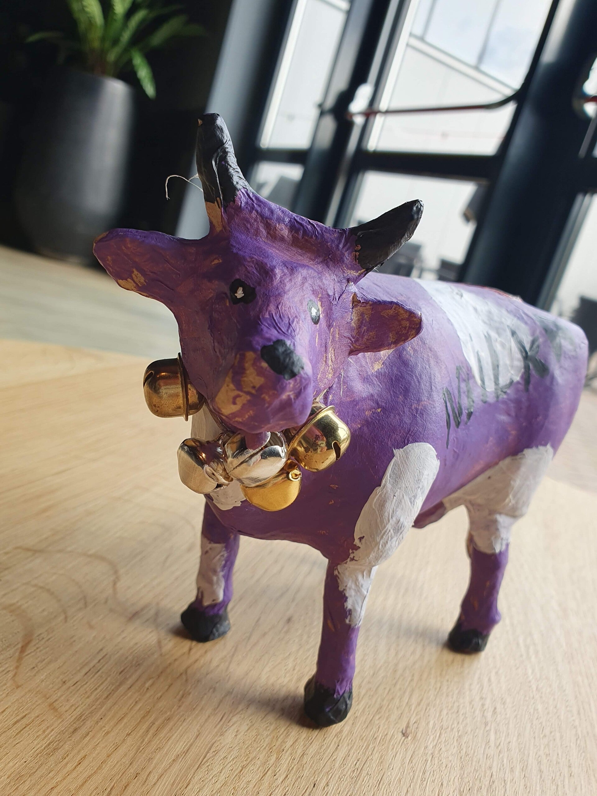 dikke dames schilderen workshop, workshop vriendinnen, mokken schilderen, sierlijke letters schrijven, vrolijkschilderij, vrolijk schilderij, vrijgezellendag, kippen schilderen, vrolijk schilderij dikke dames schilderen, cursus sieraden maken