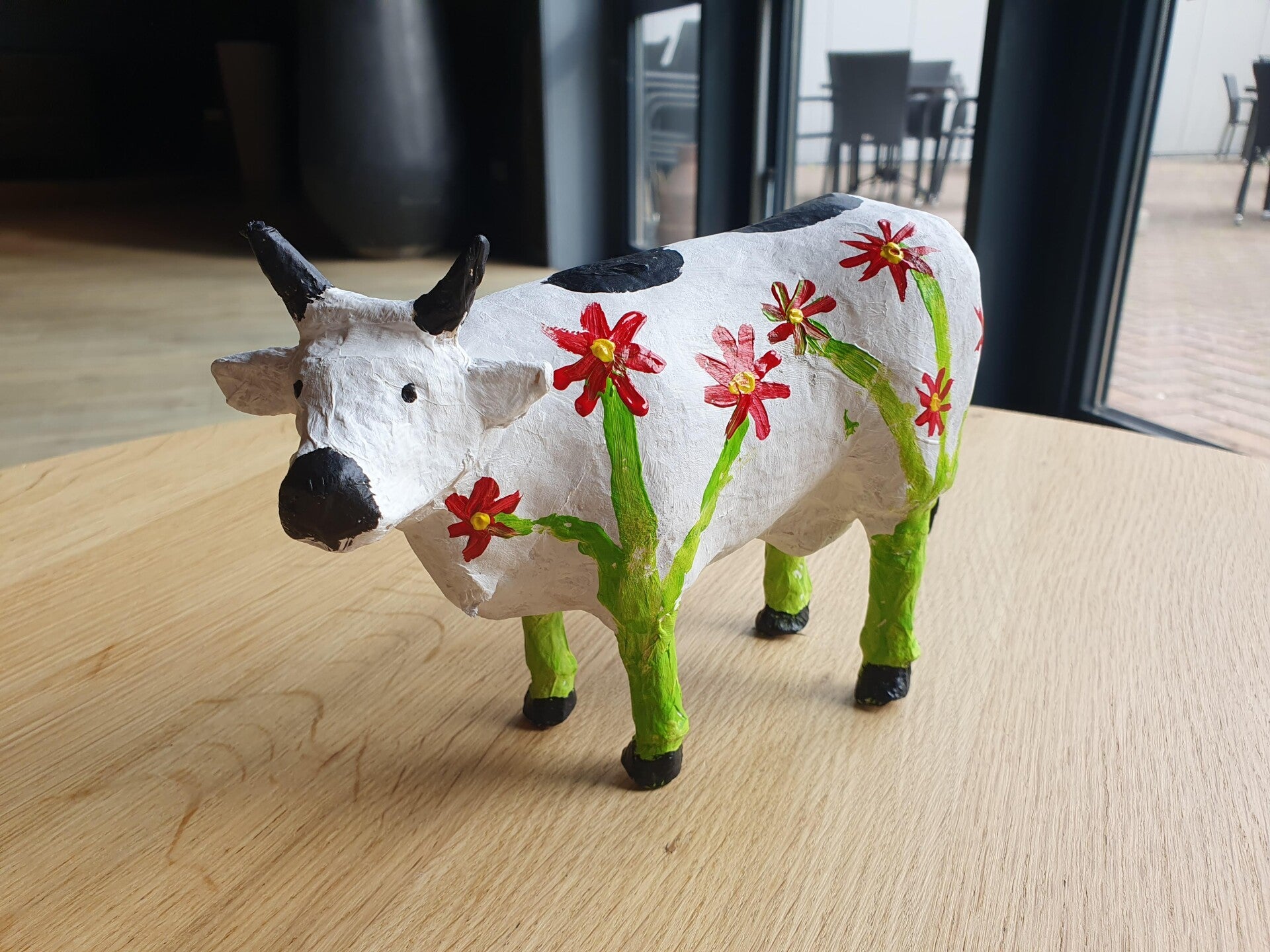 dikke dames schilderen workshop, workshop vriendinnen, mokken schilderen, sierlijke letters schrijven, vrolijkschilderij, vrolijk schilderij, vrijgezellendag, kippen schilderen, vrolijk schilderij dikke dames schilderen, cursus sieraden maken