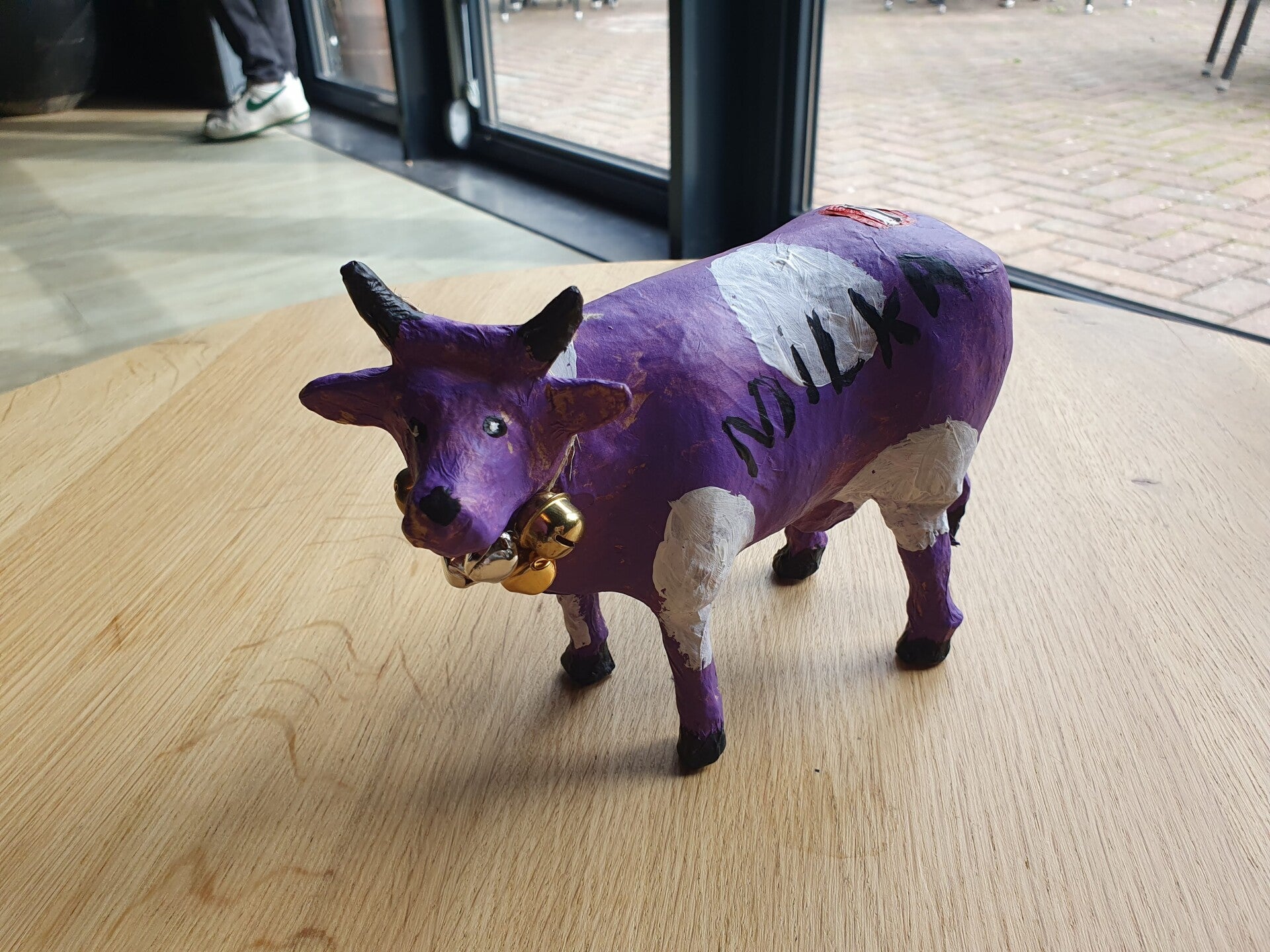 dikke dames schilderen workshop, workshop vriendinnen, mokken schilderen, sierlijke letters schrijven, vrolijkschilderij, vrolijk schilderij, vrijgezellendag, kippen schilderen, vrolijk schilderij dikke dames schilderen, cursus sieraden maken