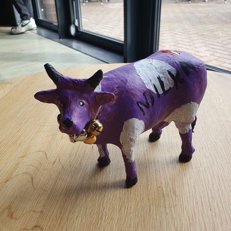 dikke dames schilderen workshop, workshop vriendinnen, mokken schilderen, sierlijke letters schrijven, vrolijkschilderij, vrolijk schilderij, vrijgezellendag, kippen schilderen, vrolijk schilderij dikke dames schilderen, cursus sieraden maken