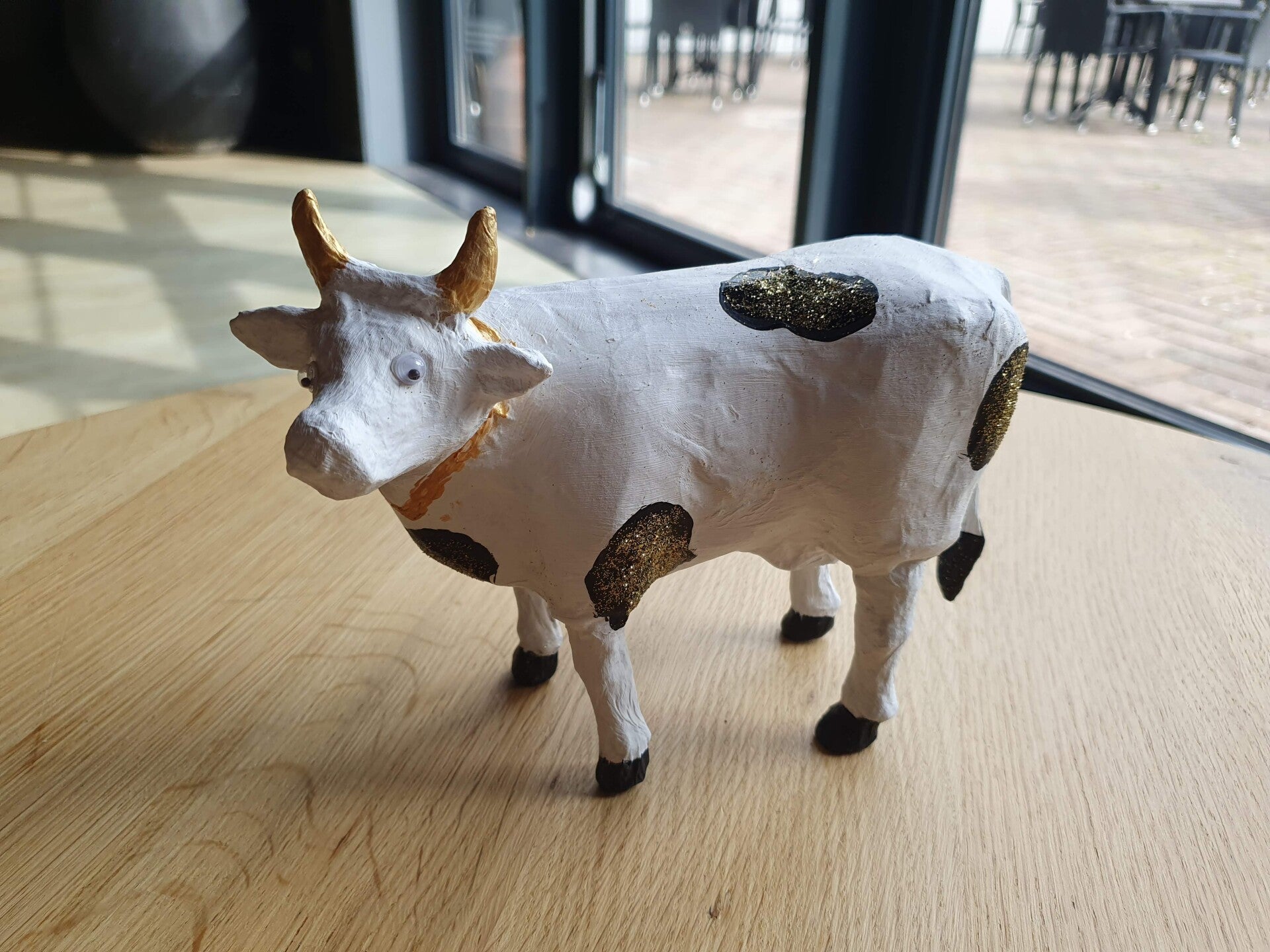 dikke dames schilderen workshop, workshop vriendinnen, mokken schilderen, sierlijke letters schrijven, vrolijkschilderij, vrolijk schilderij, vrijgezellendag, kippen schilderen, vrolijk schilderij dikke dames schilderen, cursus sieraden maken