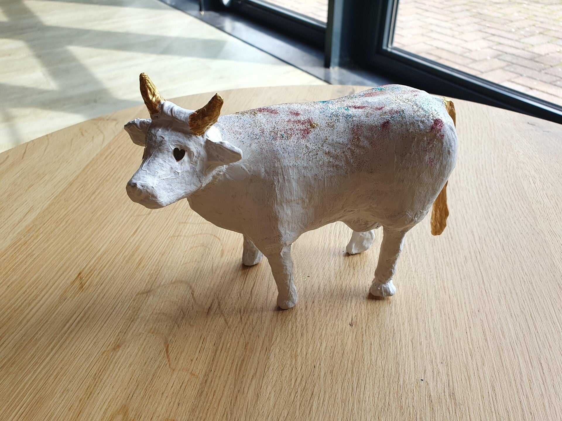 dikke dames schilderen workshop, workshop vriendinnen, mokken schilderen, sierlijke letters schrijven, vrolijkschilderij, vrolijk schilderij, vrijgezellendag, kippen schilderen, vrolijk schilderij dikke dames schilderen, cursus sieraden maken