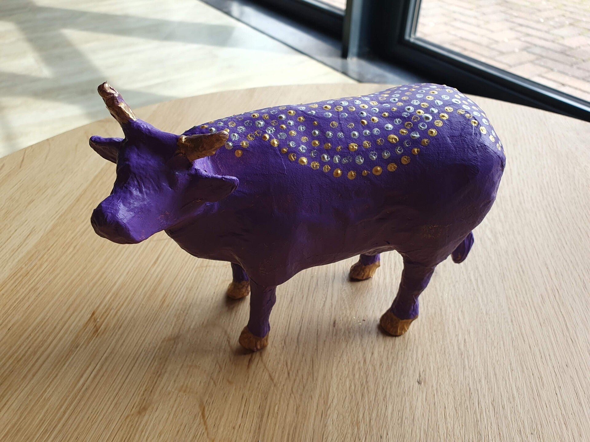 dikke dames schilderen workshop, workshop vriendinnen, mokken schilderen, sierlijke letters schrijven, vrolijkschilderij, vrolijk schilderij, vrijgezellendag, kippen schilderen, vrolijk schilderij dikke dames schilderen, cursus sieraden maken