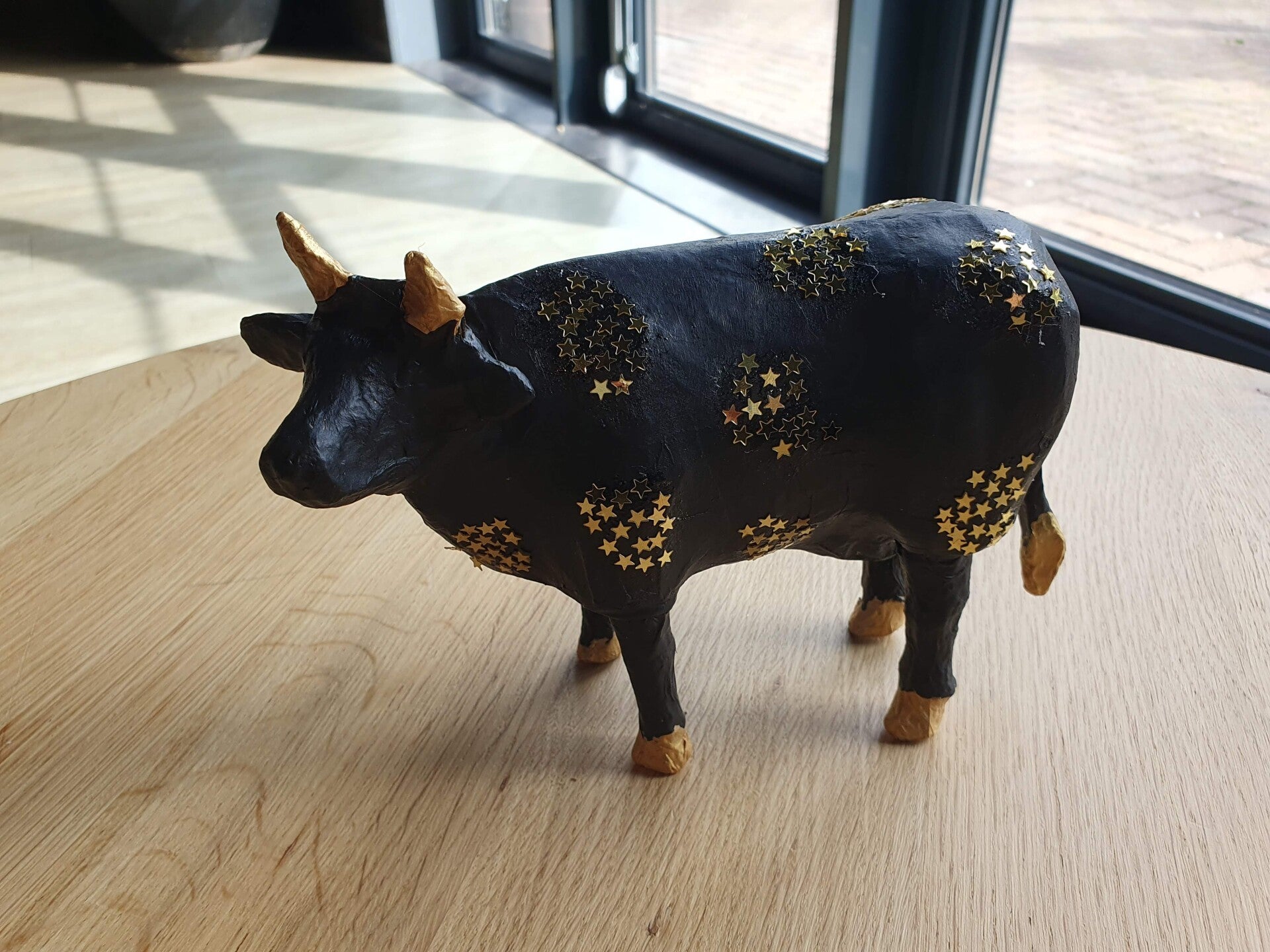 dikke dames schilderen workshop, workshop vriendinnen, mokken schilderen, sierlijke letters schrijven, vrolijkschilderij, vrolijk schilderij, vrijgezellendag, kippen schilderen, vrolijk schilderij dikke dames schilderen, cursus sieraden maken