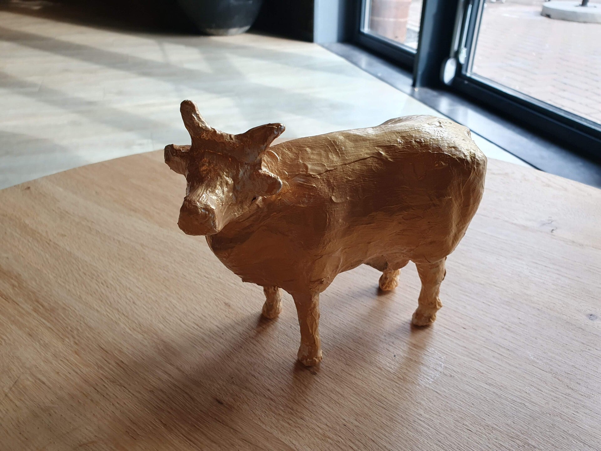 dikke dames schilderen workshop, workshop vriendinnen, mokken schilderen, sierlijke letters schrijven, vrolijkschilderij, vrolijk schilderij, vrijgezellendag, kippen schilderen, vrolijk schilderij dikke dames schilderen, cursus sieraden maken