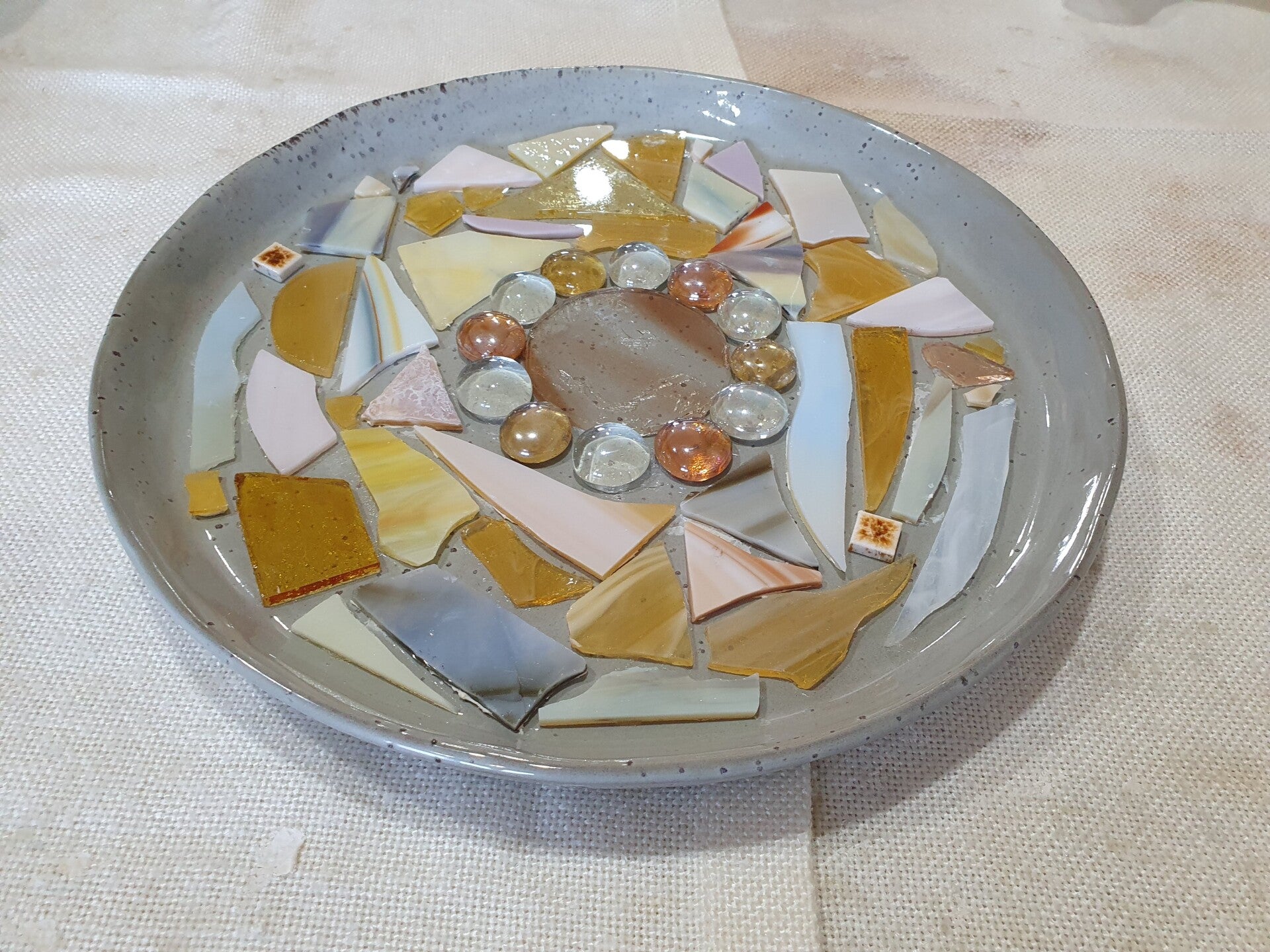 vrolijk persoon, macramé plantenhanger maken, workshop familiedag, worshop, workshop teambuilding, workshop creatief, servies beschilderen workshop, vrijgezellenavond, workshops op locatie, eierbord, dikke dames beeldjes om zelf te schilderen