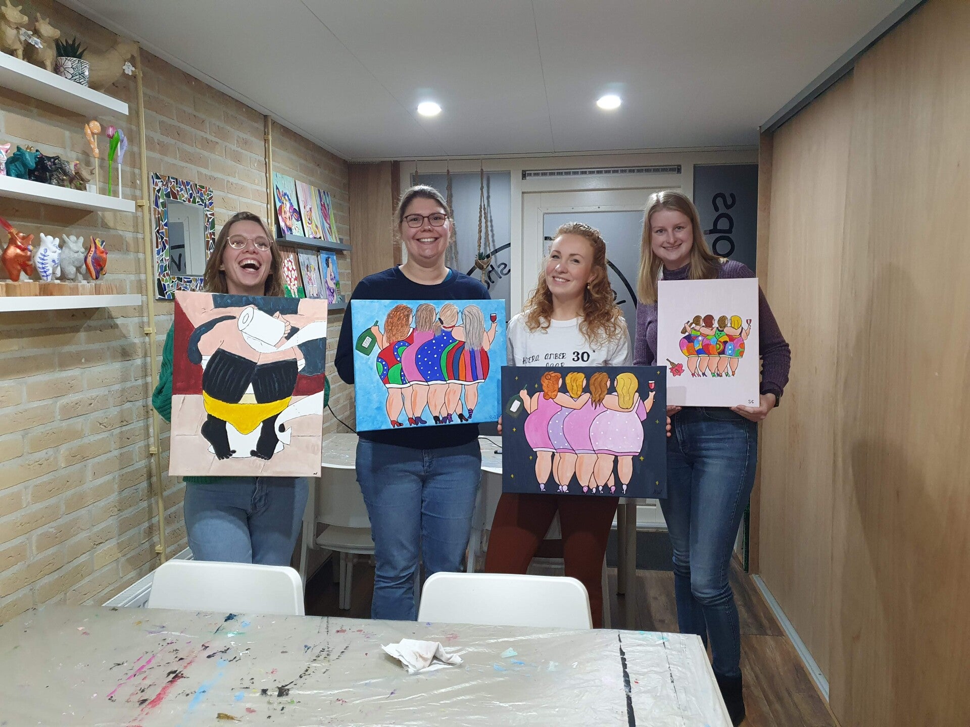 mozaiek workshop workshop mozaiek porselein schilderen workshop vriendinnen borden schilderen Workshop sieraden maken Leuk tijdens vrijgezellenfeest Eigen unieke sieraden maken