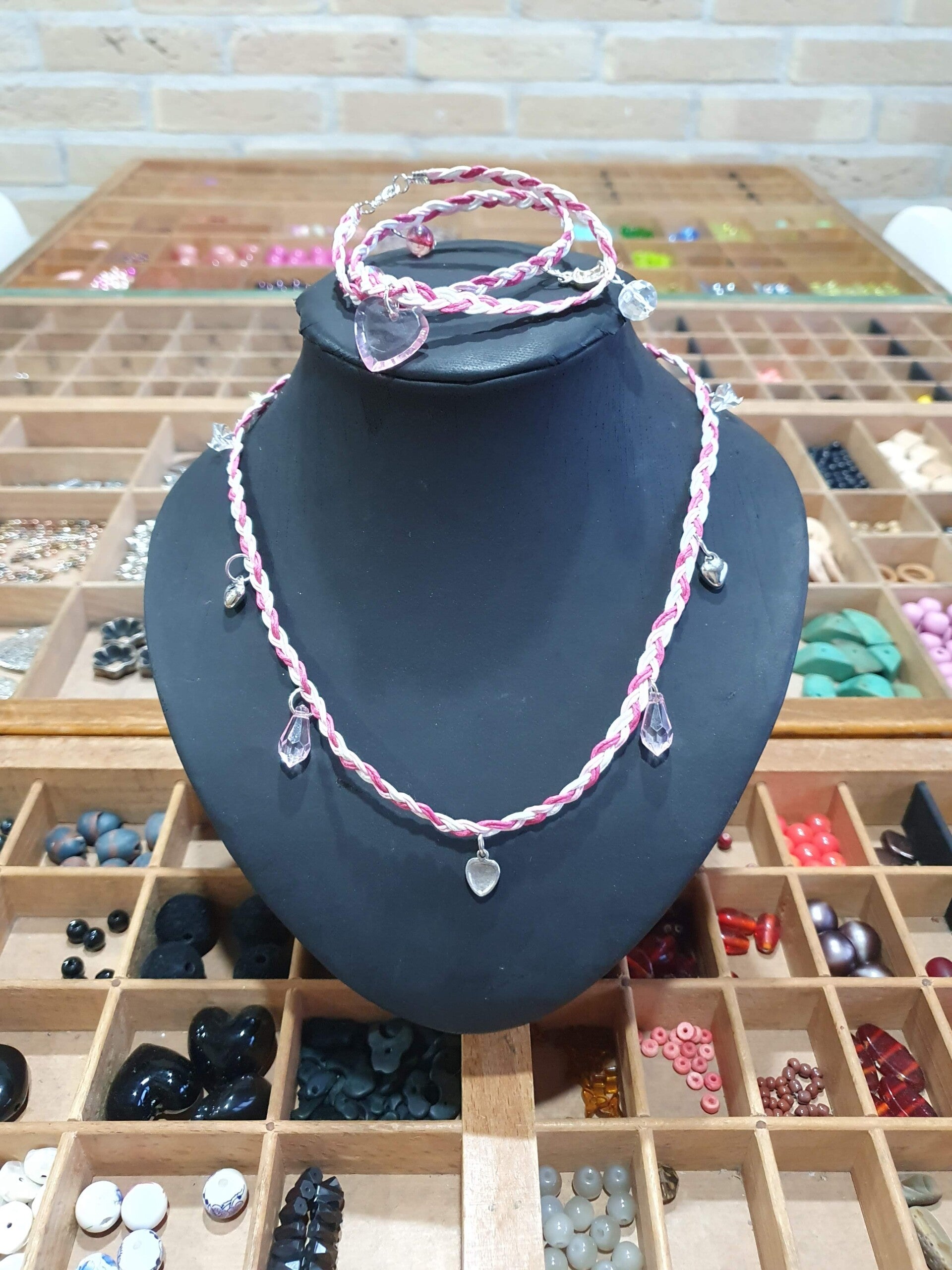 workshop, workshops, creatieve workshops, creatieve workshop, workshop drenthe, workshops drenthe, zussen uitje, dikkedamesschilderen, dikke dames schilder, workshop sieraden maken, dikke dames beeldje schilderen, workshop met vriendinnen, leuke workshops