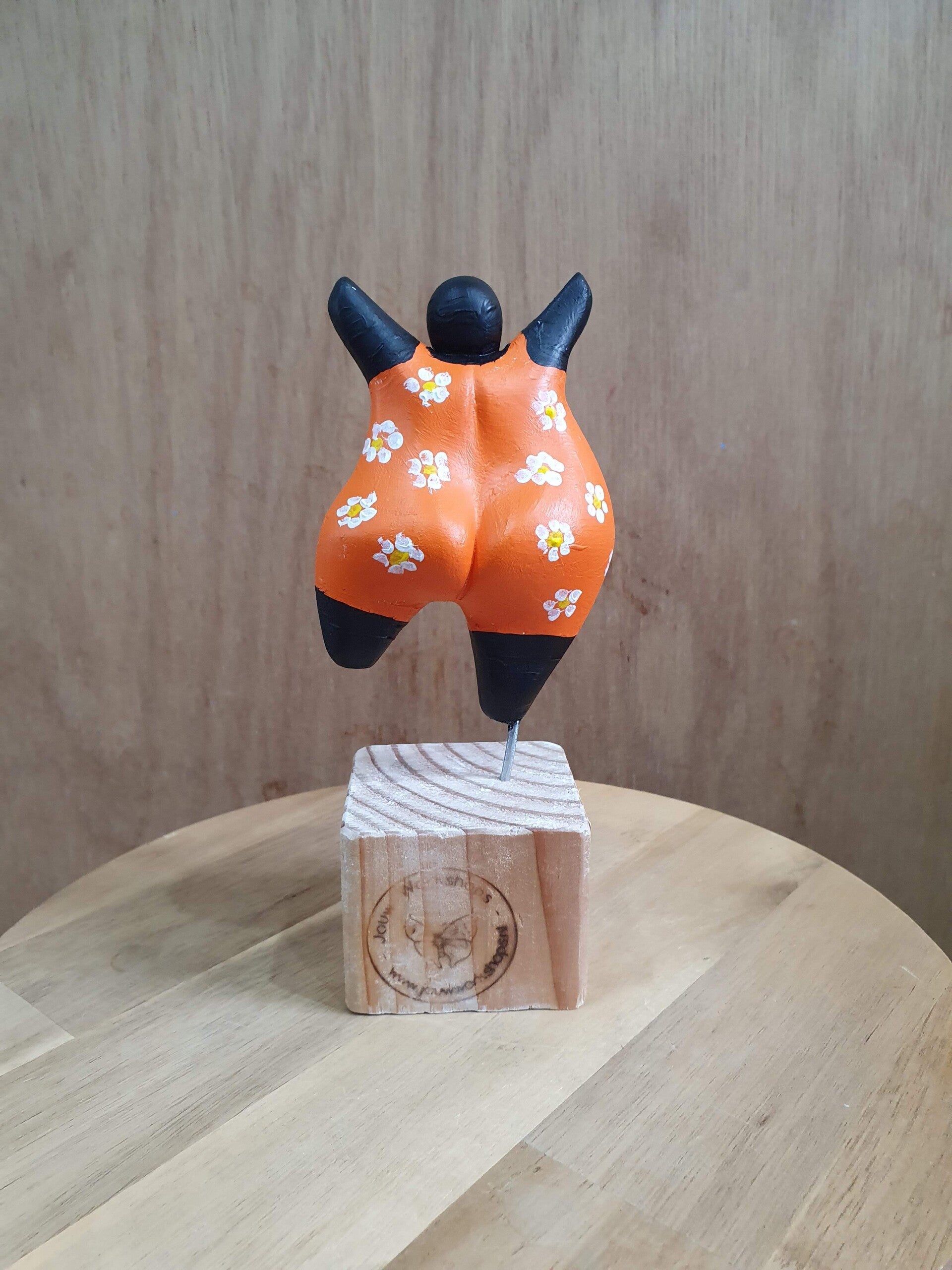 high tea workshop dikke dame beeldje maken, dikke dames beelden maken, vrijgezellenuitje, workshop taart maken, leuke workshops met vriendinnen, vriendinnendag 2025, dikke dame beeldje, nana schilderen, beeldje ronde vrouw, knutselworkshop