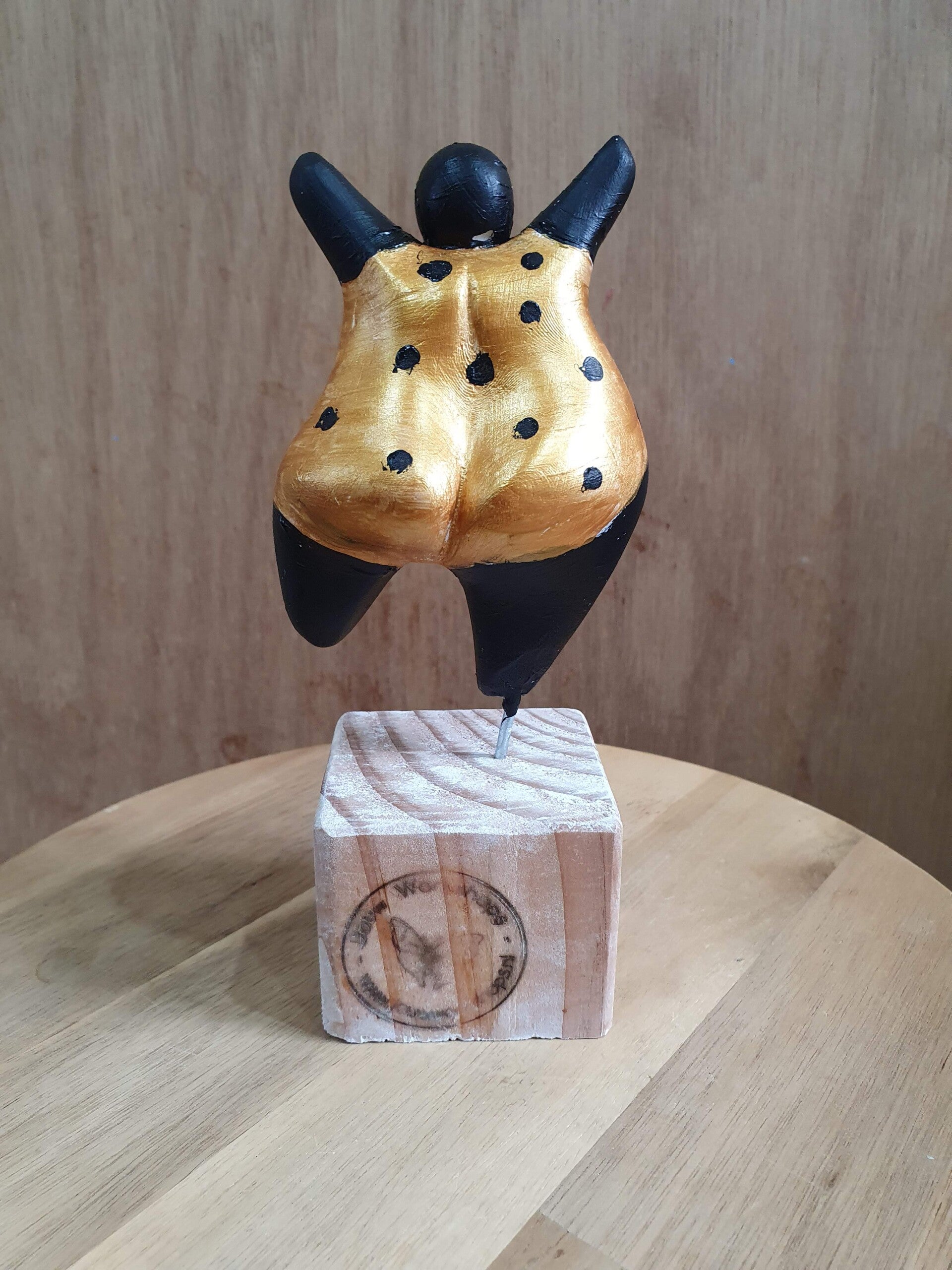 high tea workshop dikke dame beeldje maken, dikke dames beelden maken, vrijgezellenuitje, workshop taart maken, leuke workshops met vriendinnen, vriendinnendag 2025, dikke dame beeldje, nana schilderen, beeldje ronde vrouw, knutselworkshop