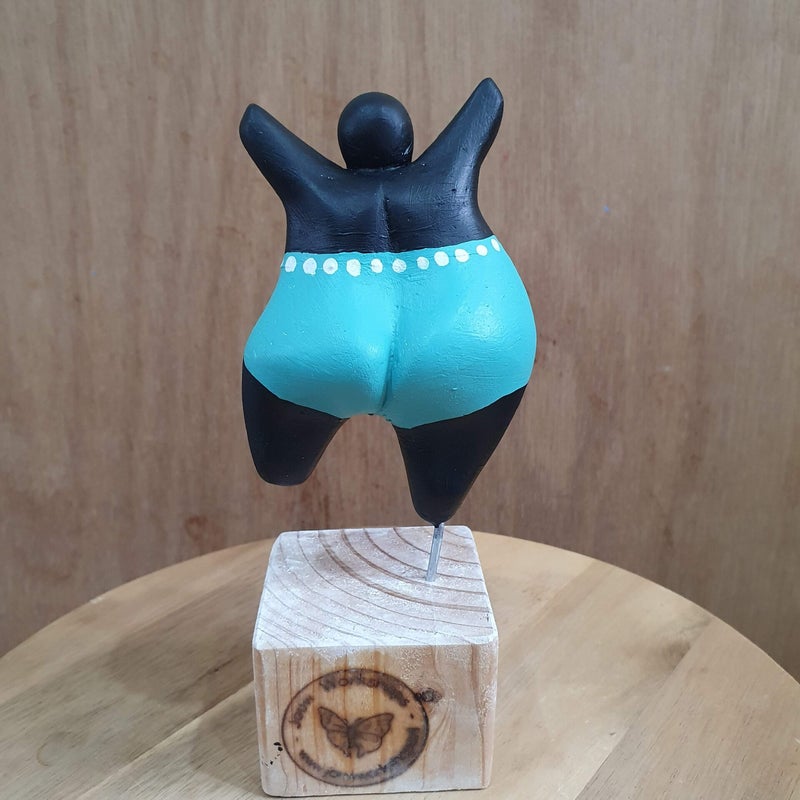 afdelingsuitje, macrame workshop, vriendinnen uitjes, beeldjes dikke dames, keramiek schilderen, kip pimpen, sieraden maken workshop, moeder dochter dag, vrolijk schilderij dikke dames, servies beschilderen, familiedag drenthe, porselein schilderen