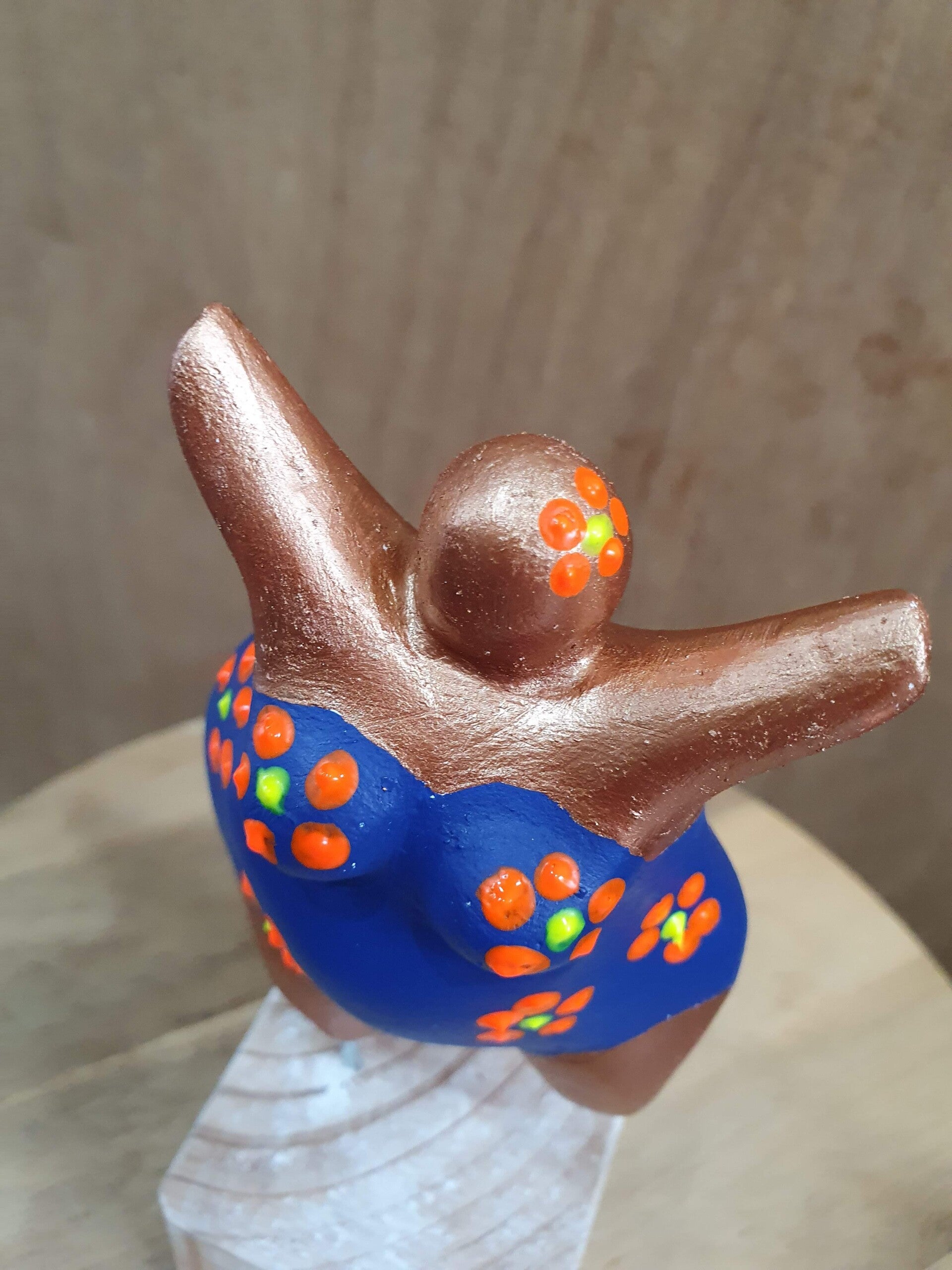 high tea workshop dikke dame beeldje maken, dikke dames beelden maken, vrijgezellenuitje, workshop taart maken, leuke workshops met vriendinnen, vriendinnendag 2025, dikke dame beeldje, nana schilderen, beeldje ronde vrouw, knutselworkshop