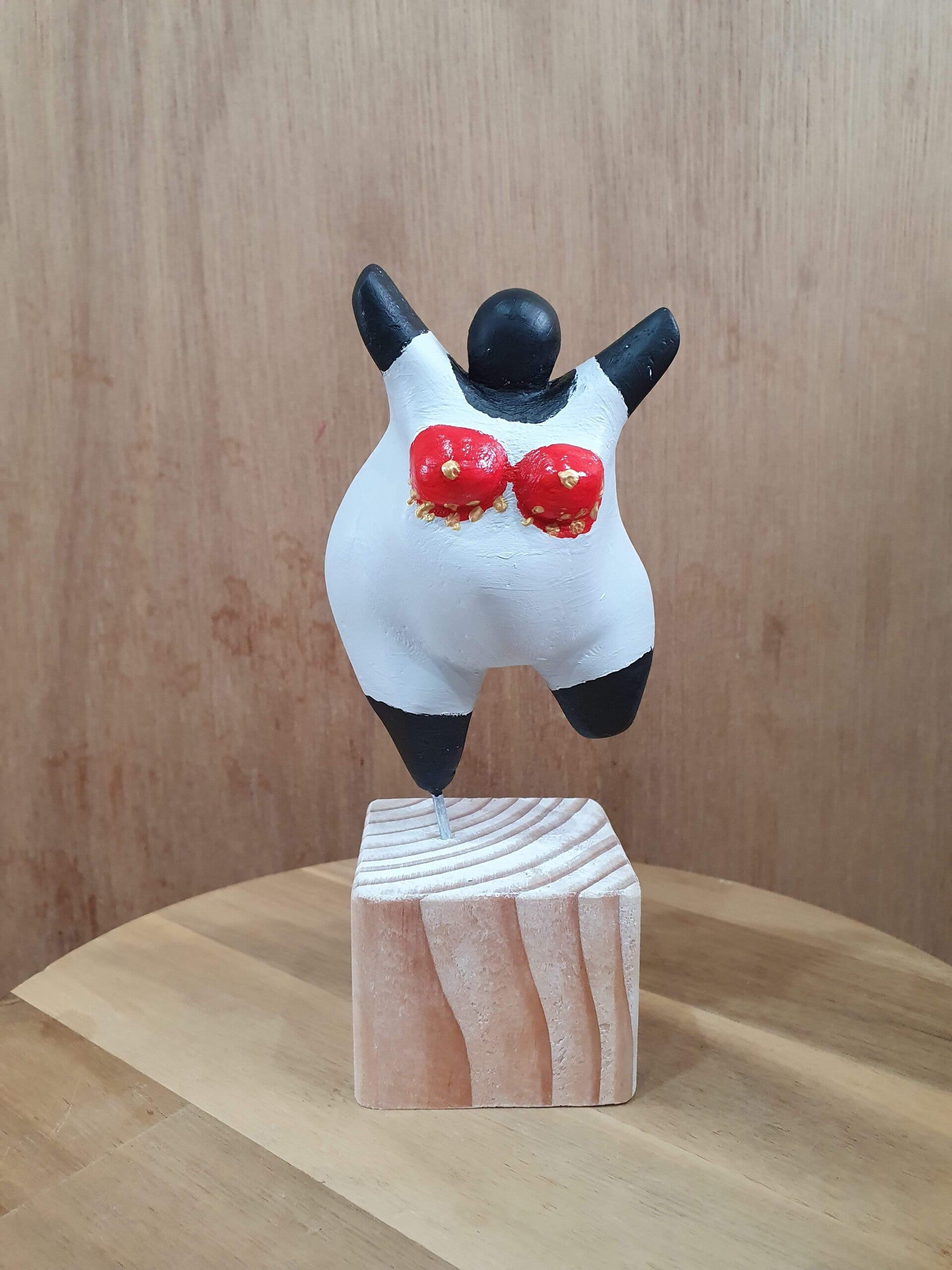 vrolijk persoon, macramé plantenhanger maken, workshop familiedag, worshop, workshop teambuilding, workshop creatief, servies beschilderen workshop, vrijgezellenavond, workshops op locatie, eierbord, dikke dames beeldjes om zelf te schilderen