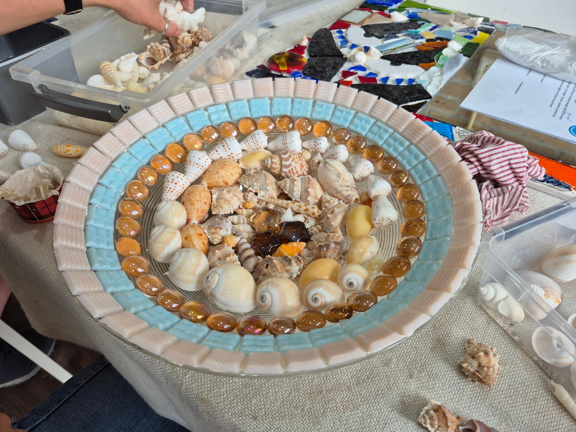 afdelingsuitje, macrame workshop, vriendinnen uitjes, beeldjes dikke dames, keramiek schilderen, kip pimpen, sieraden maken workshop, moeder dochter dag, vrolijk schilderij dikke dames, servies beschilderen, familiedag drenthe, porselein schilderen