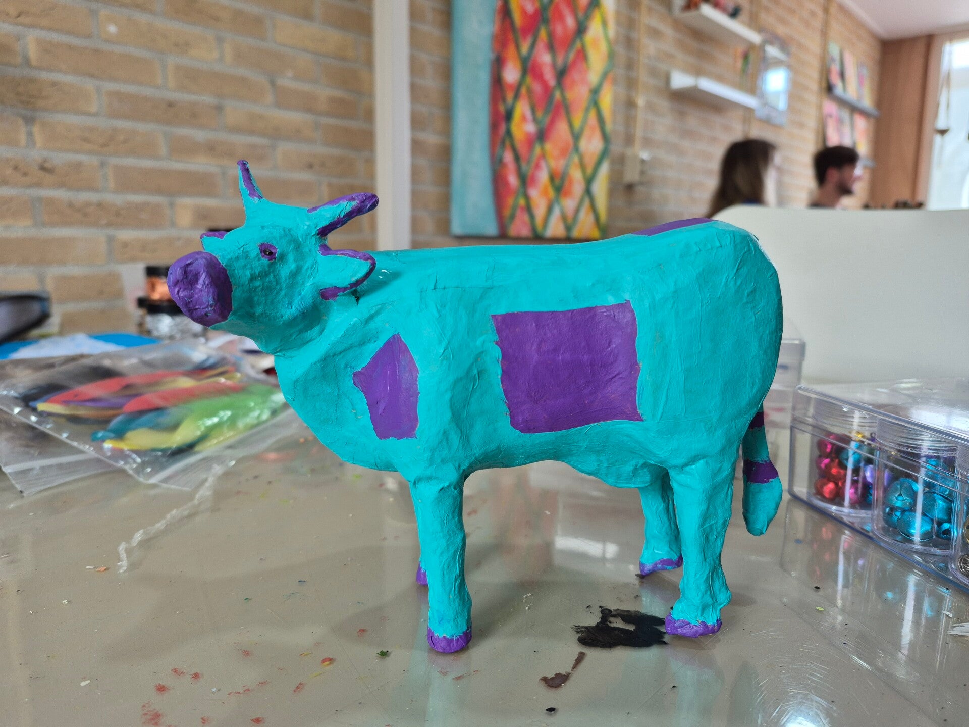 dikke dames wijn, porcelein schilderen, vriendinnenuitjes, vriendinnenuitje, servies schilderen, leuke workshop, dikke dames beeldjes schilderen, schilder voorbeelden, workshop piemel pimpen, dikke vrouwen schilderen, dikke vrouwen schilder, workshoo 