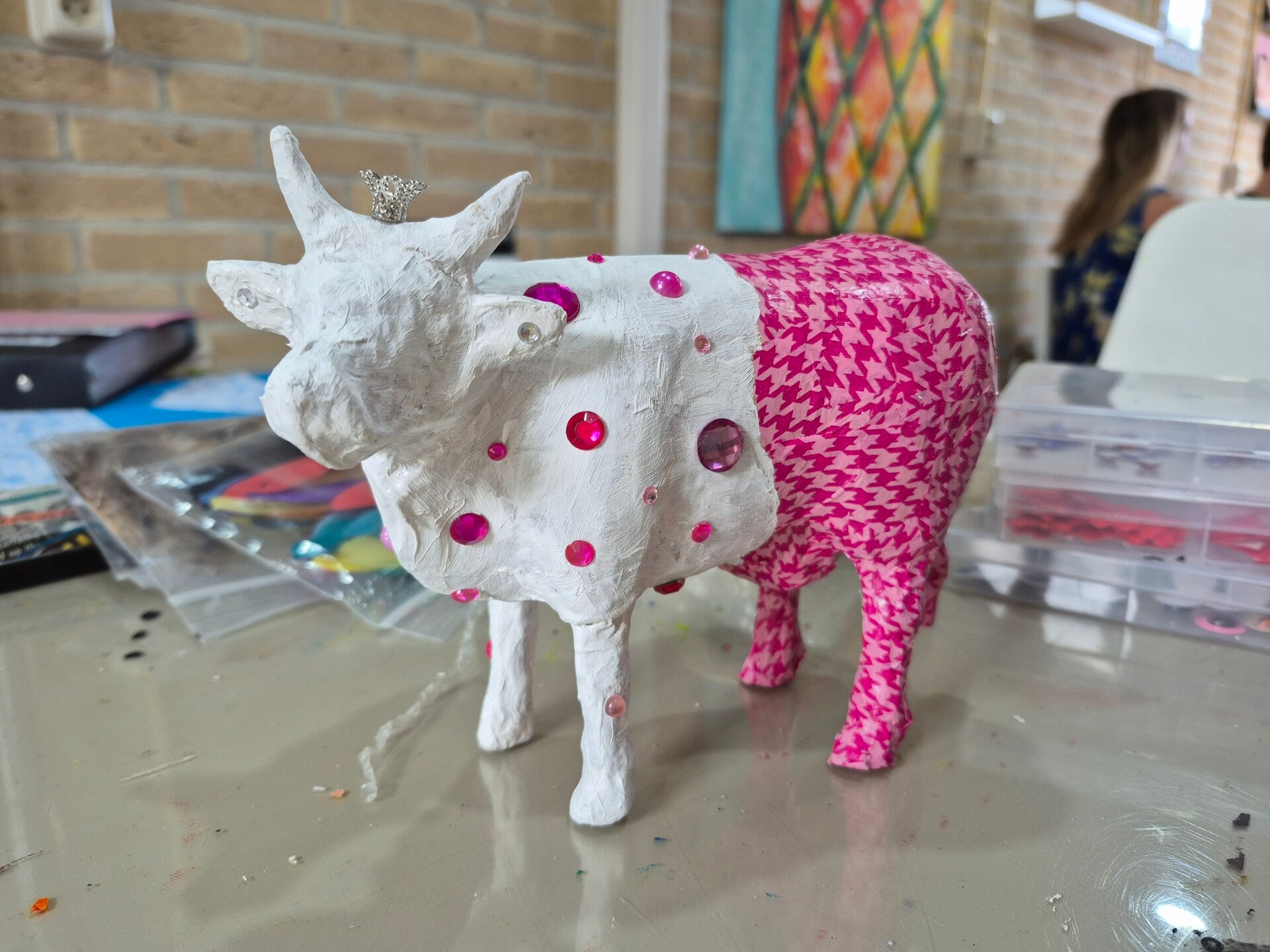 dikke dames wijn, porcelein schilderen, vriendinnenuitjes, vriendinnenuitje, servies schilderen, leuke workshop, dikke dames beeldjes schilderen, schilder voorbeelden, workshop piemel pimpen, dikke vrouwen schilderen, dikke vrouwen schilder, workshoo 