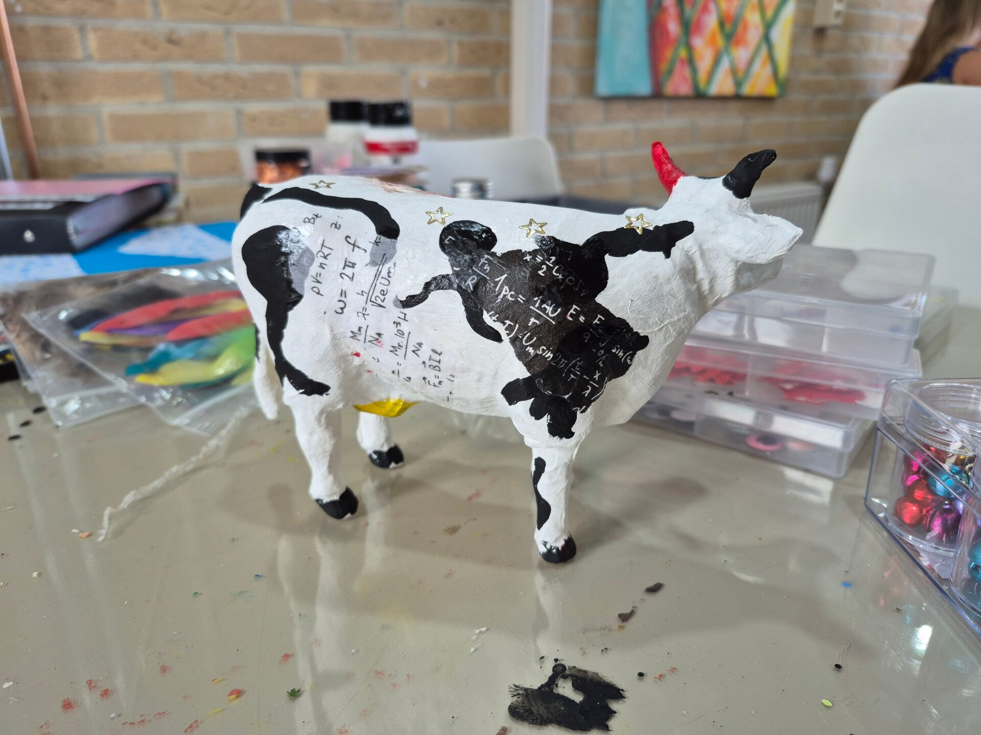 dikke dames wijn, porcelein schilderen, vriendinnenuitjes, vriendinnenuitje, servies schilderen, leuke workshop, dikke dames beeldjes schilderen, schilder voorbeelden, workshop piemel pimpen, dikke vrouwen schilderen, dikke vrouwen schilder, workshoo 