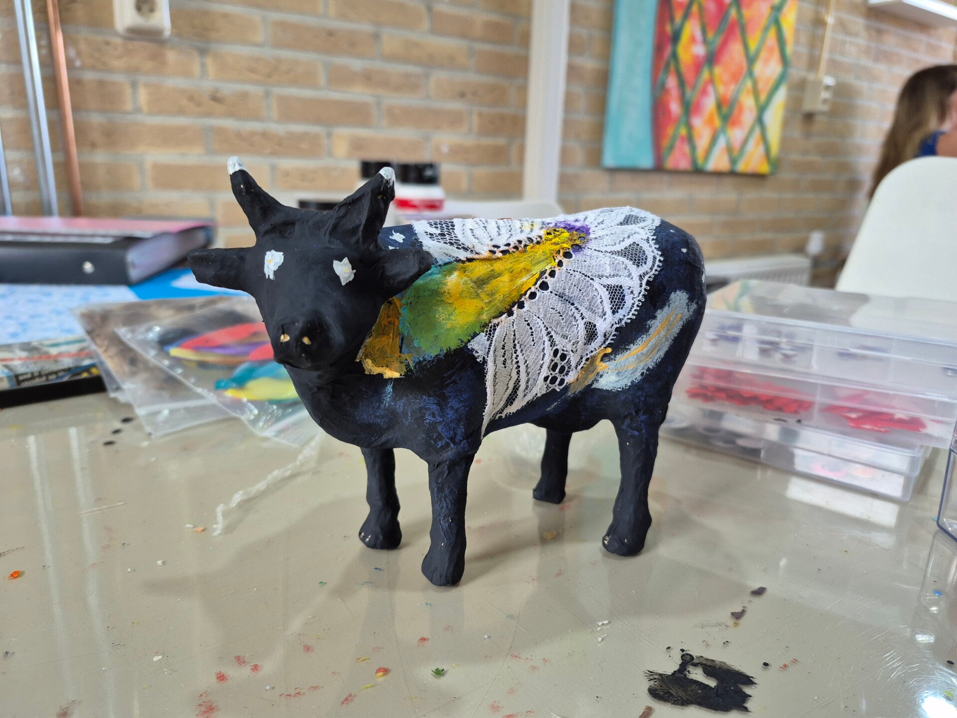 dikke dames wijn, porcelein schilderen, vriendinnenuitjes, vriendinnenuitje, servies schilderen, leuke workshop, dikke dames beeldjes schilderen, schilder voorbeelden, workshop piemel pimpen, dikke vrouwen schilderen, dikke vrouwen schilder, workshoo 