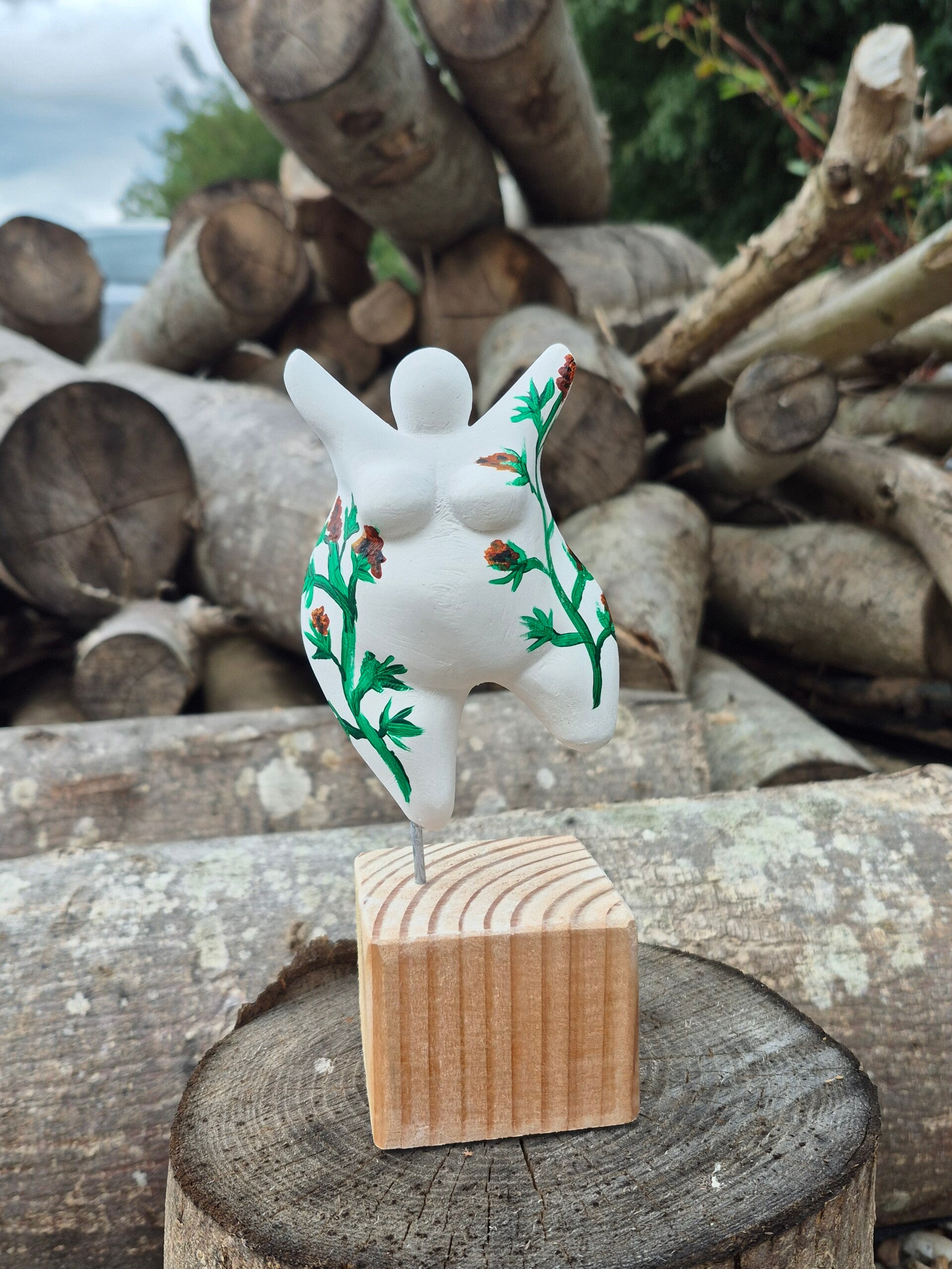 afdelingsuitje, macrame workshop, vriendinnen uitjes, beeldjes dikke dames, keramiek schilderen, kip pimpen, sieraden maken workshop, moeder dochter dag, vrolijk schilderij dikke dames, servies beschilderen, familiedag drenthe, porselein schilderen