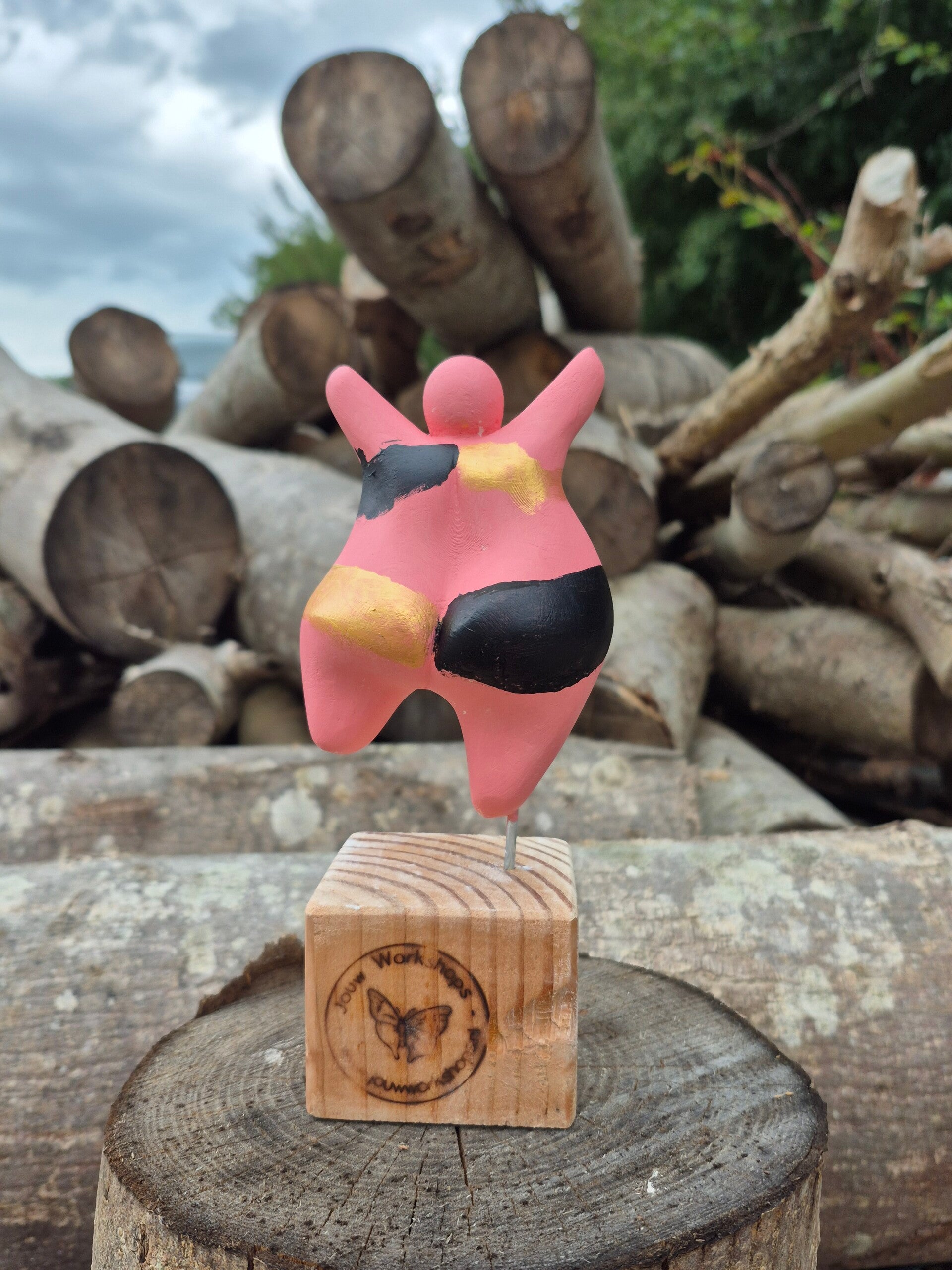 afdelingsuitje, macrame workshop, vriendinnen uitjes, beeldjes dikke dames, keramiek schilderen, kip pimpen, sieraden maken workshop, moeder dochter dag, vrolijk schilderij dikke dames, servies beschilderen, familiedag drenthe, porselein schilderen